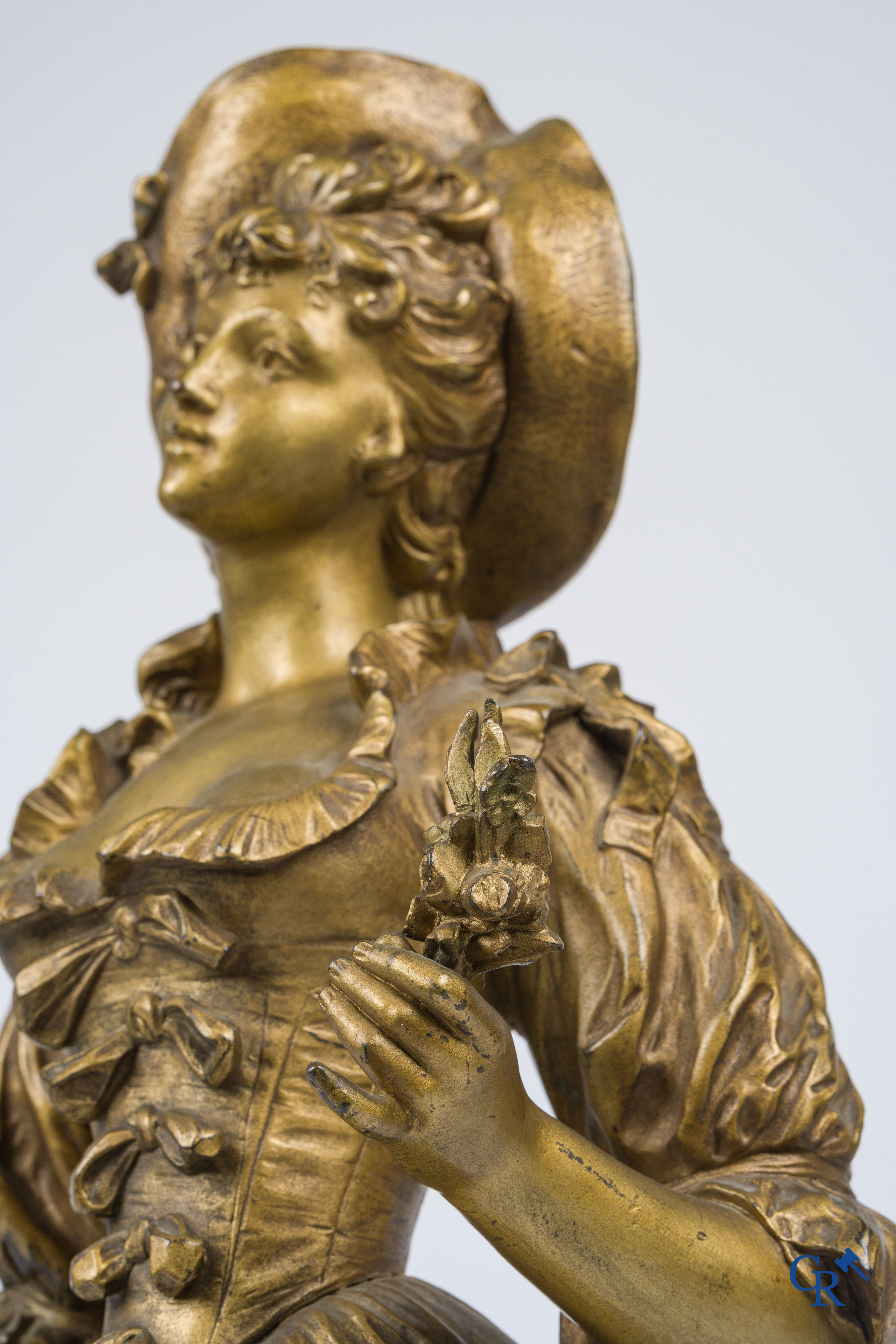 Kossowski. Fijn geciseleerd en verguld bronzen beeld van een jonge dame met bloemen in Belle Epoque stijl. Circa 1890.