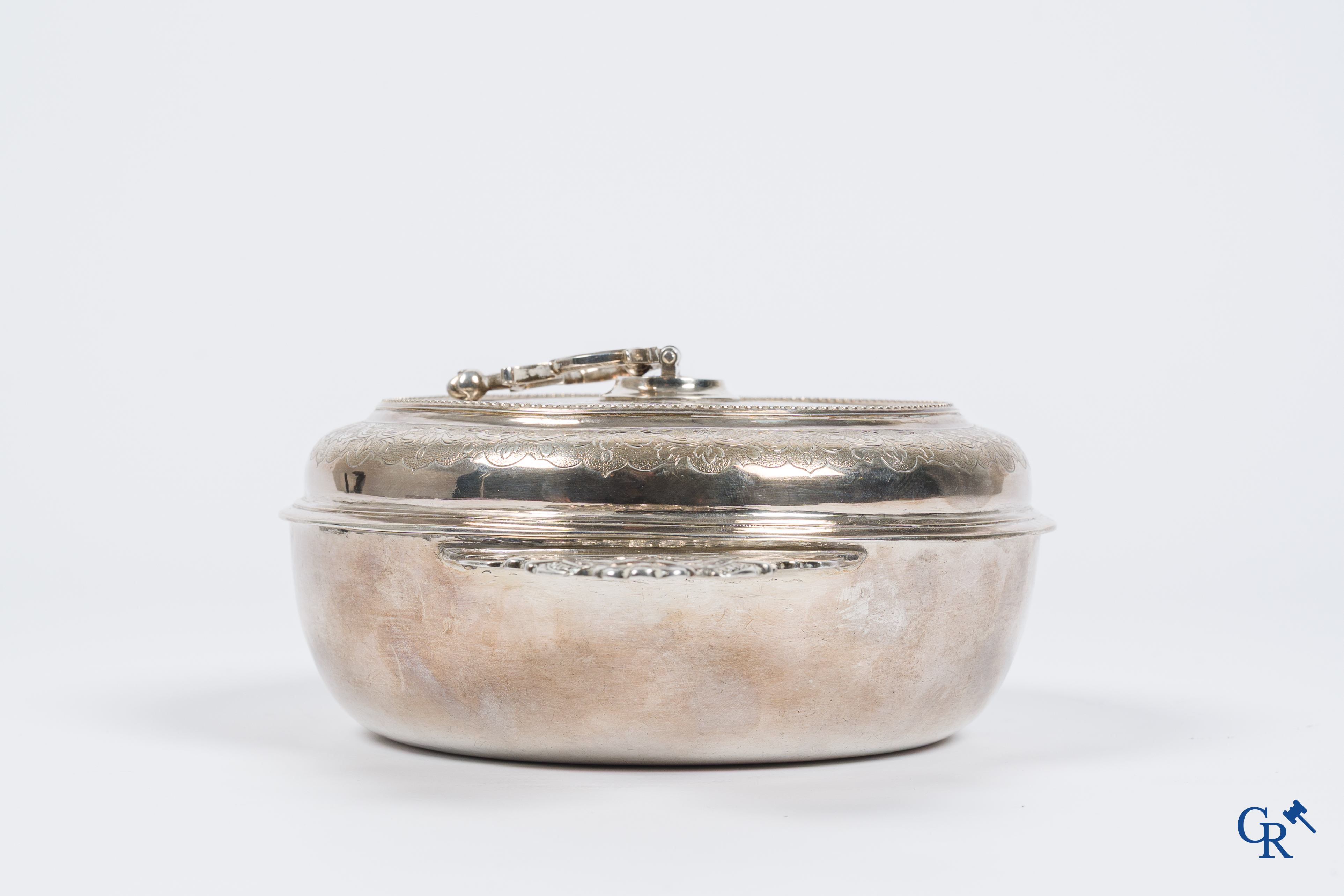 Zilver. Mechelen, 1ste helft 18e eeuw, circa 1720.  Ronde dekselschotel met 2 platte handvaten. Meestermerk met anker.