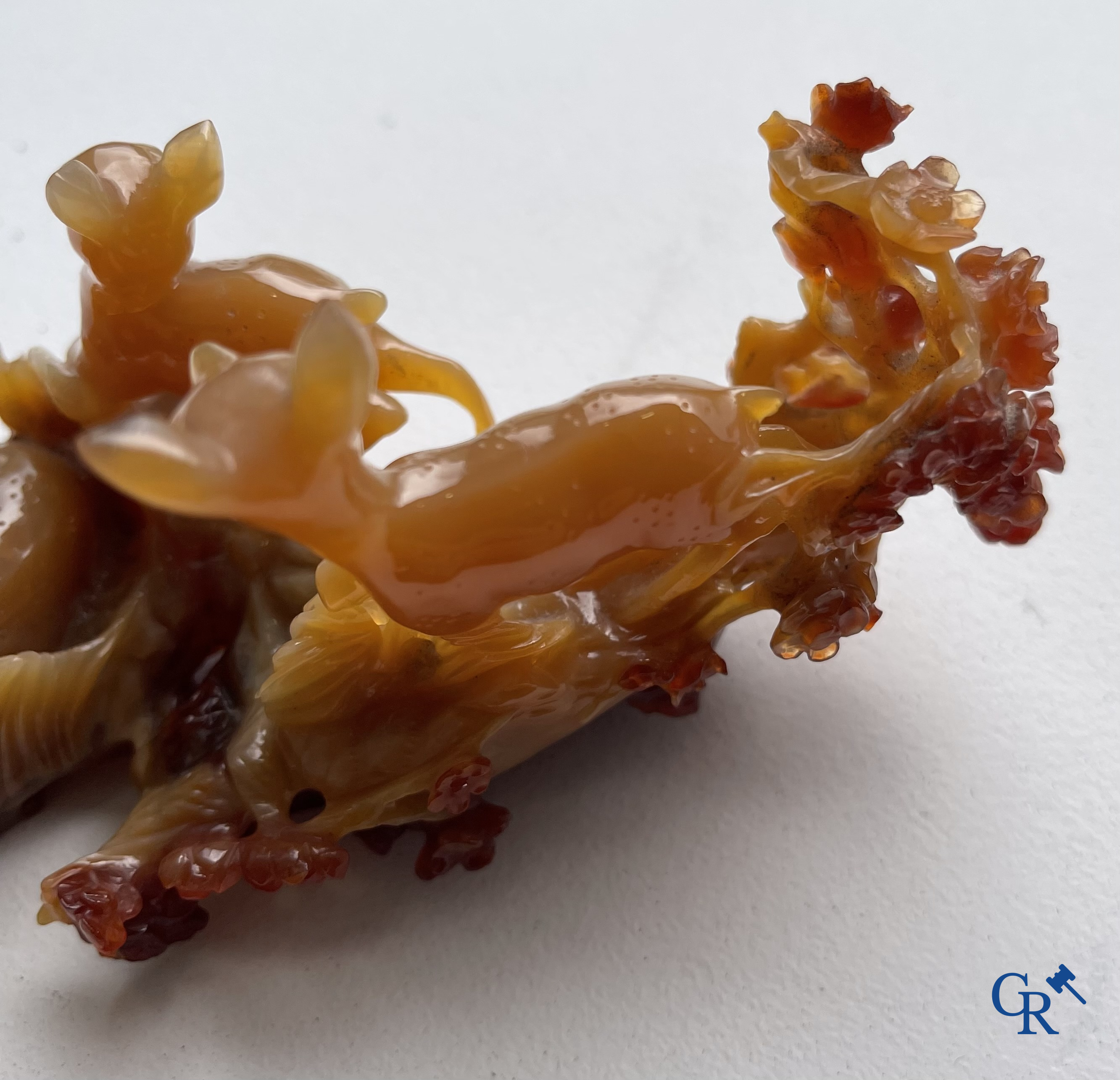 Aziatica, China. 2 groepen in edele gesteente op houten sokkel. Agaat en Lapis lazulli. 20ste eeuw.