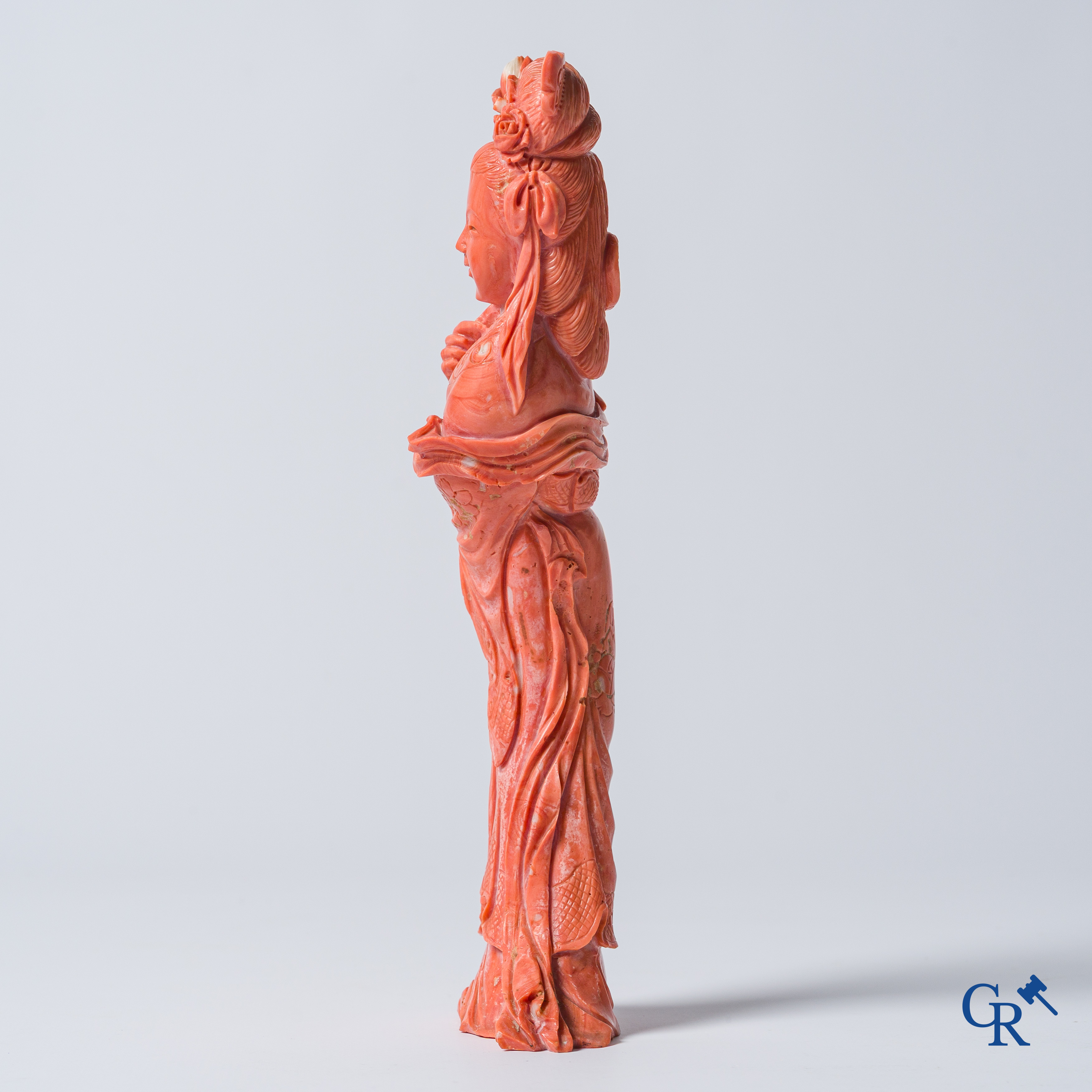 Aziatica, China. Een rode koraal figuur van een Chinese dame op houten sokkel.