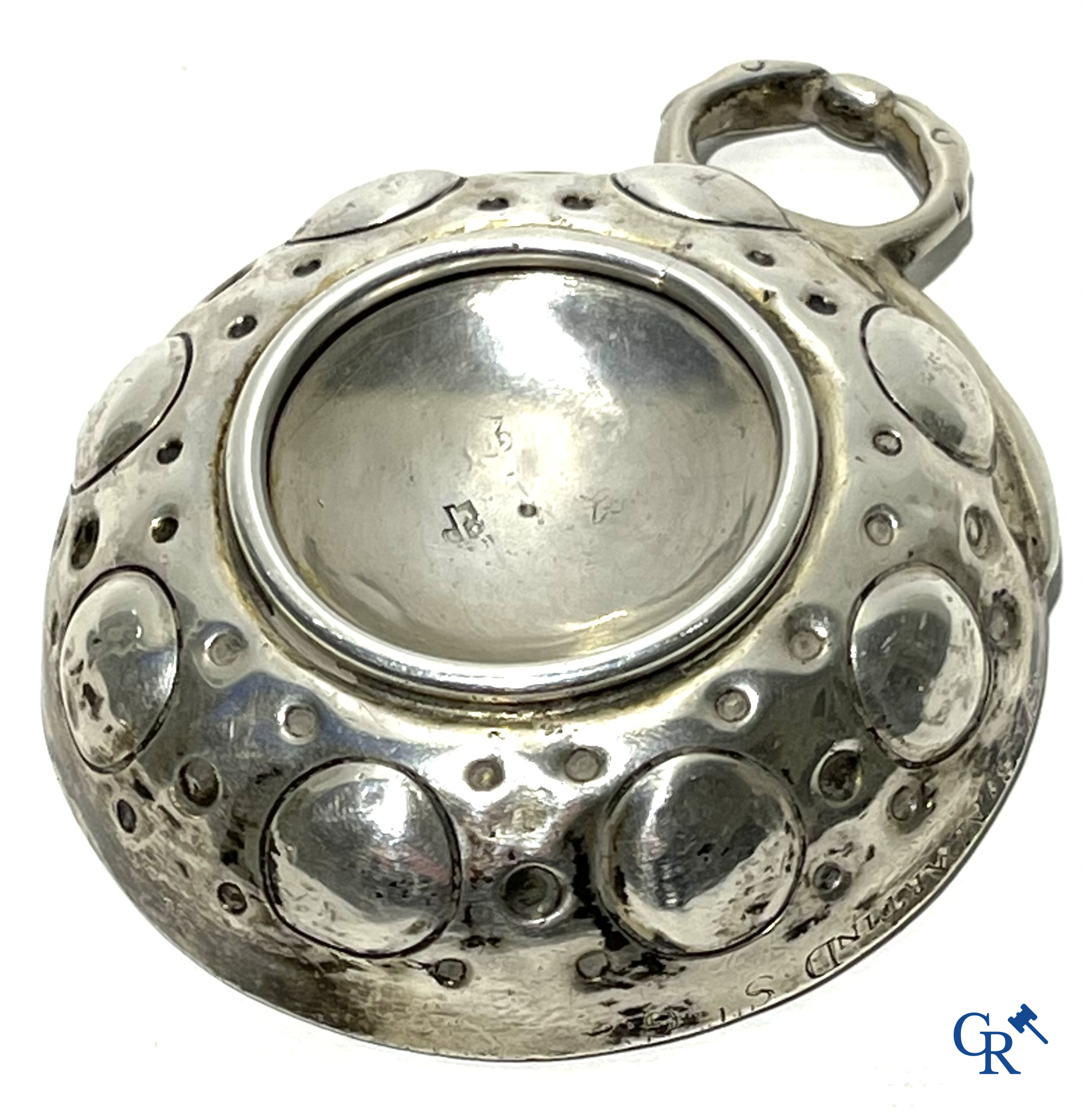 2 Zilveren wijnproevers of zogenaamde tastevin met opschriften. Frankrijk, Parijs 18e eeuw.