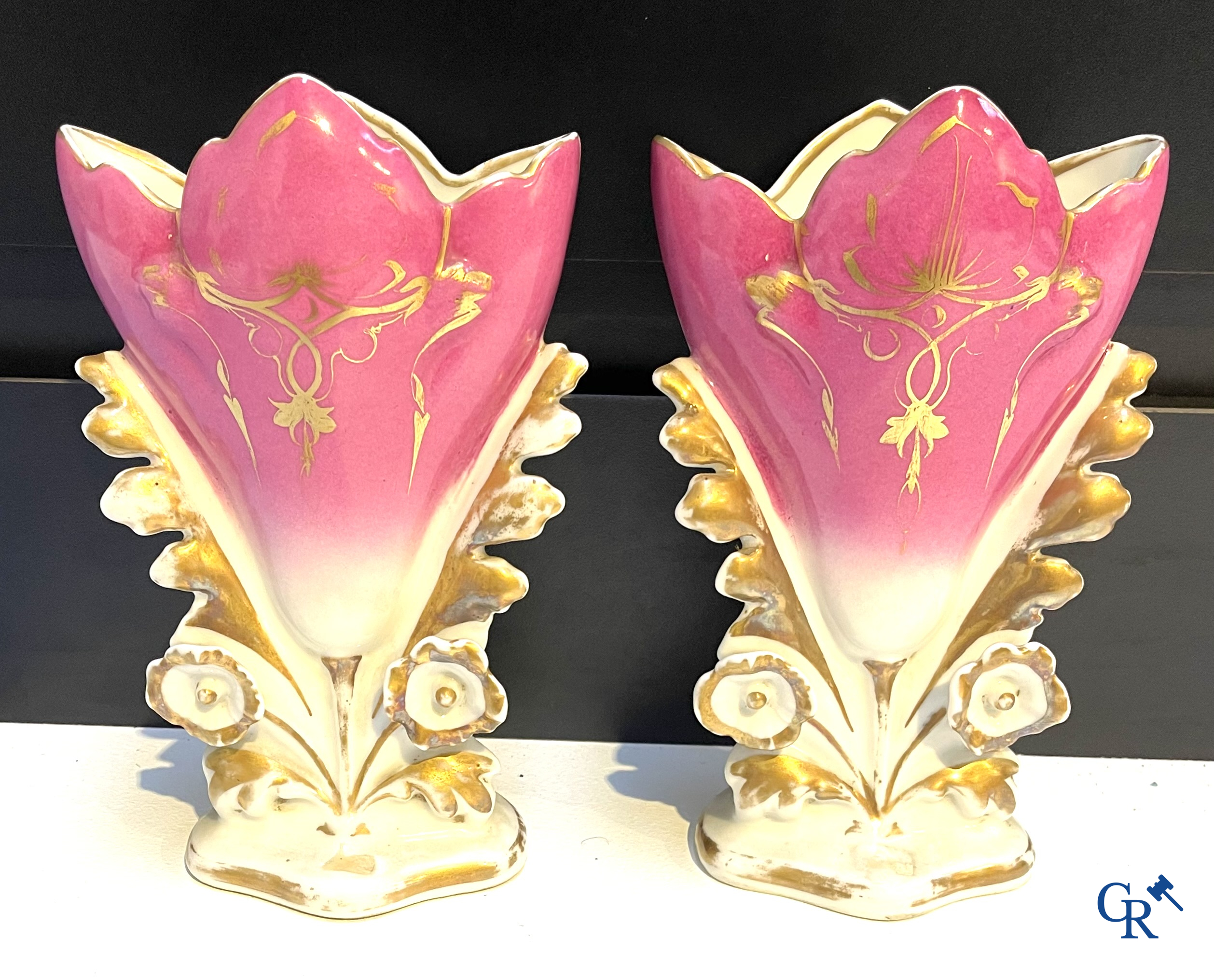 Een kavel met diverse brocante, terra cotta vissersbeeld, houten klok, 2 paar Vieux Paris vazen en een vaas in kristal.