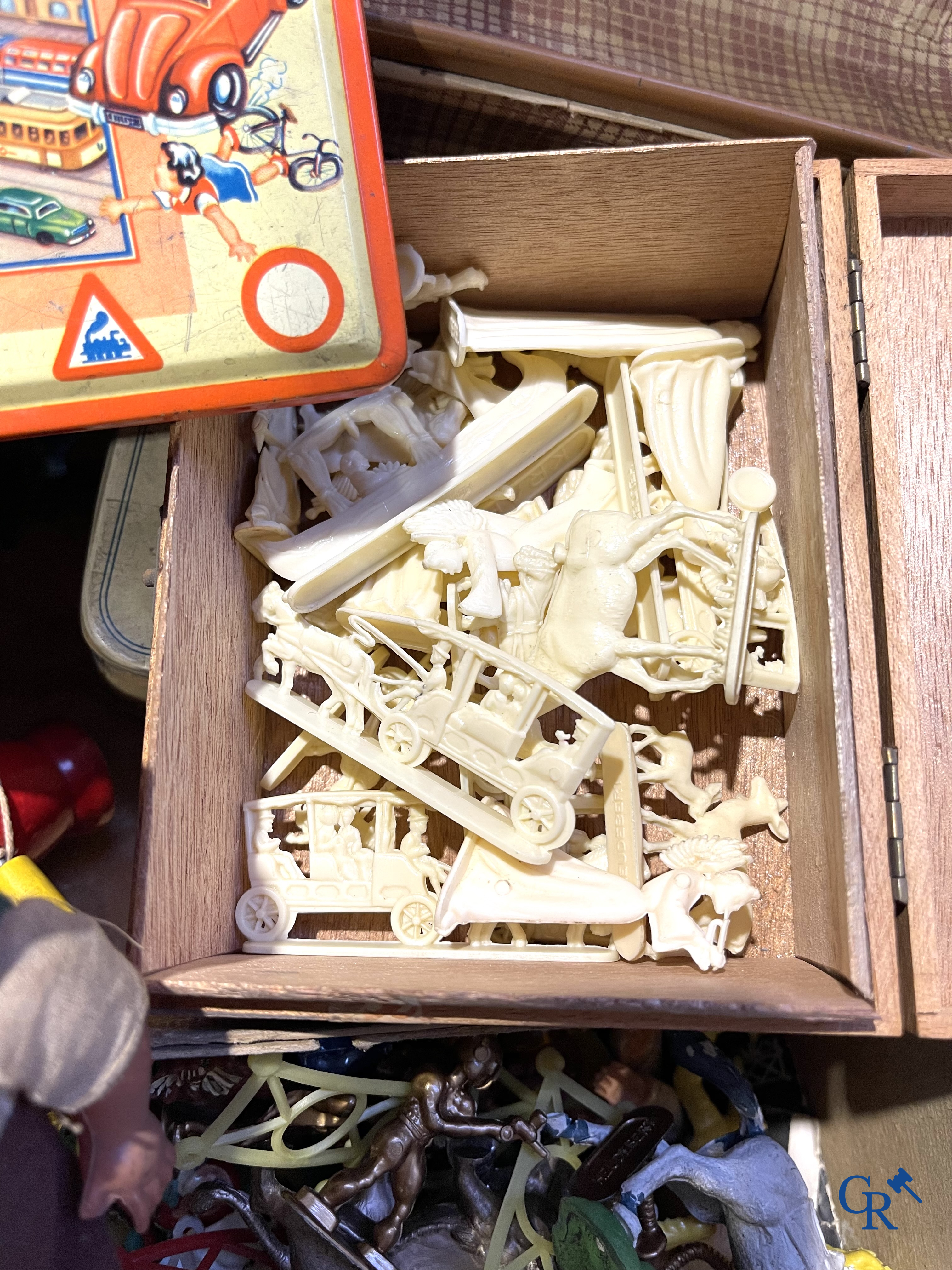 Oud speelgoed. Een kavel met divers oud speelgoed. Torck, schildpad pop, oude koffers en andere. Jaren '40-'50.