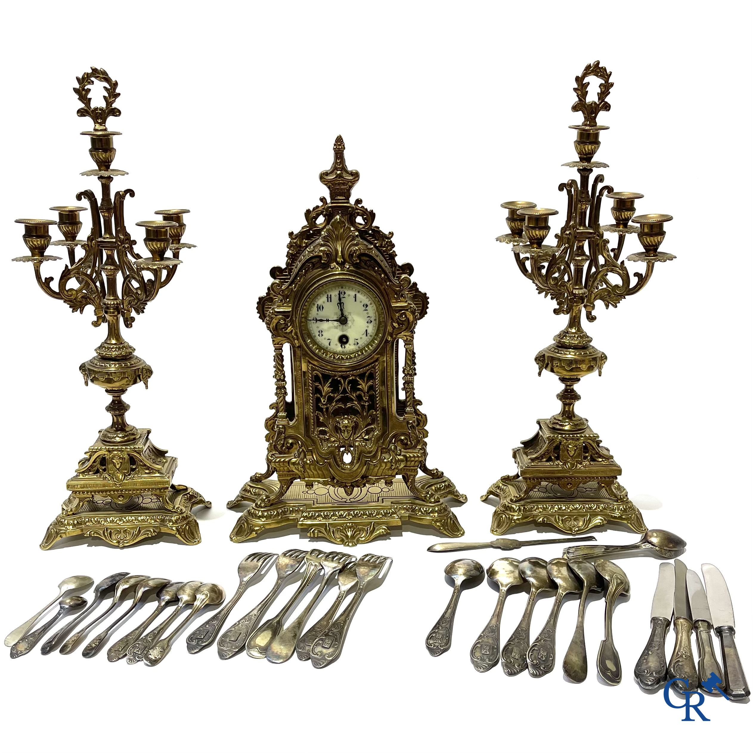 Een kavel met een 3-delige bronzen schouwgarnituur en een lot verzilverd bestek.