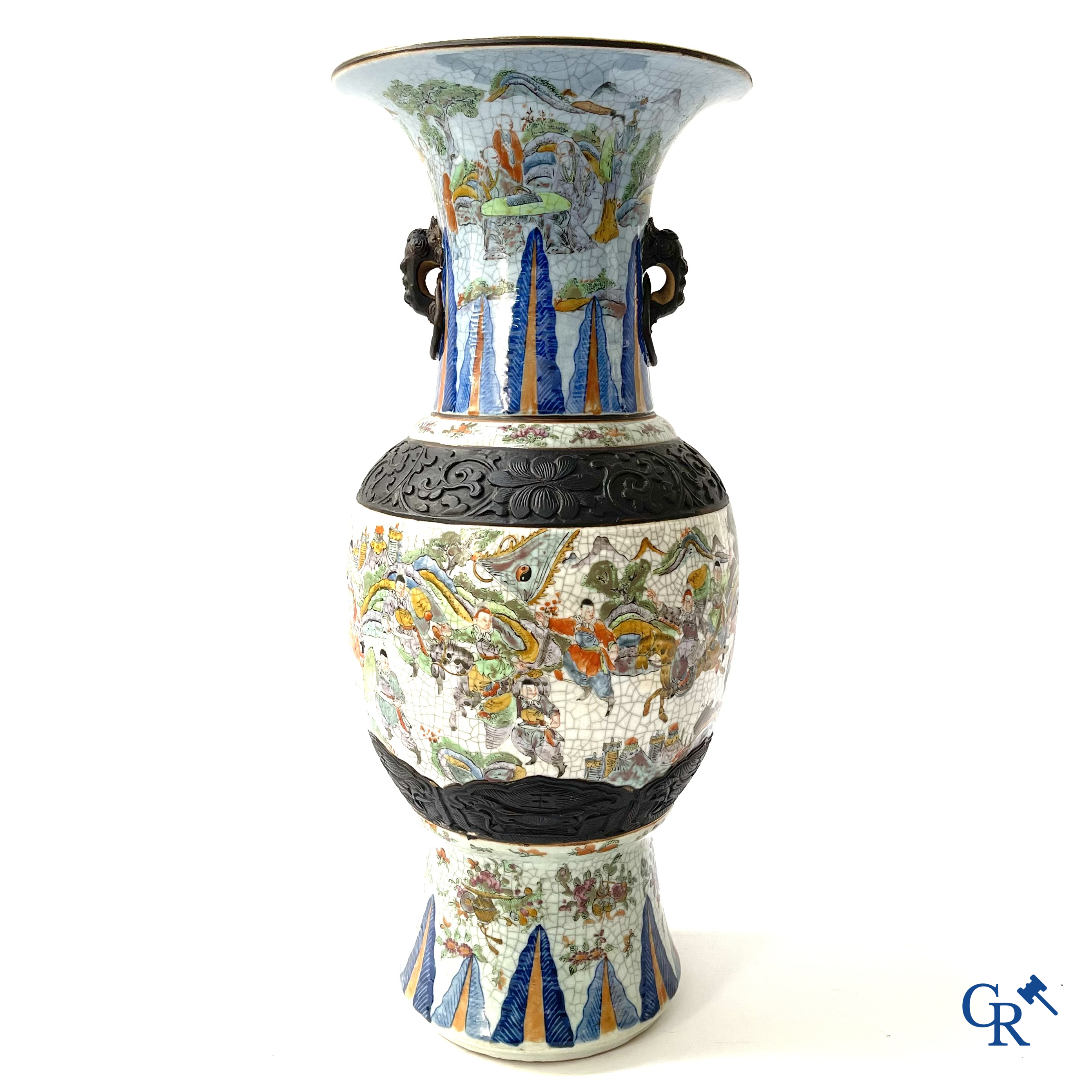 Aziatica, Chinese Nanking vaas met een voorstelling van krijgers. Gemerkt. 19e eeuw.