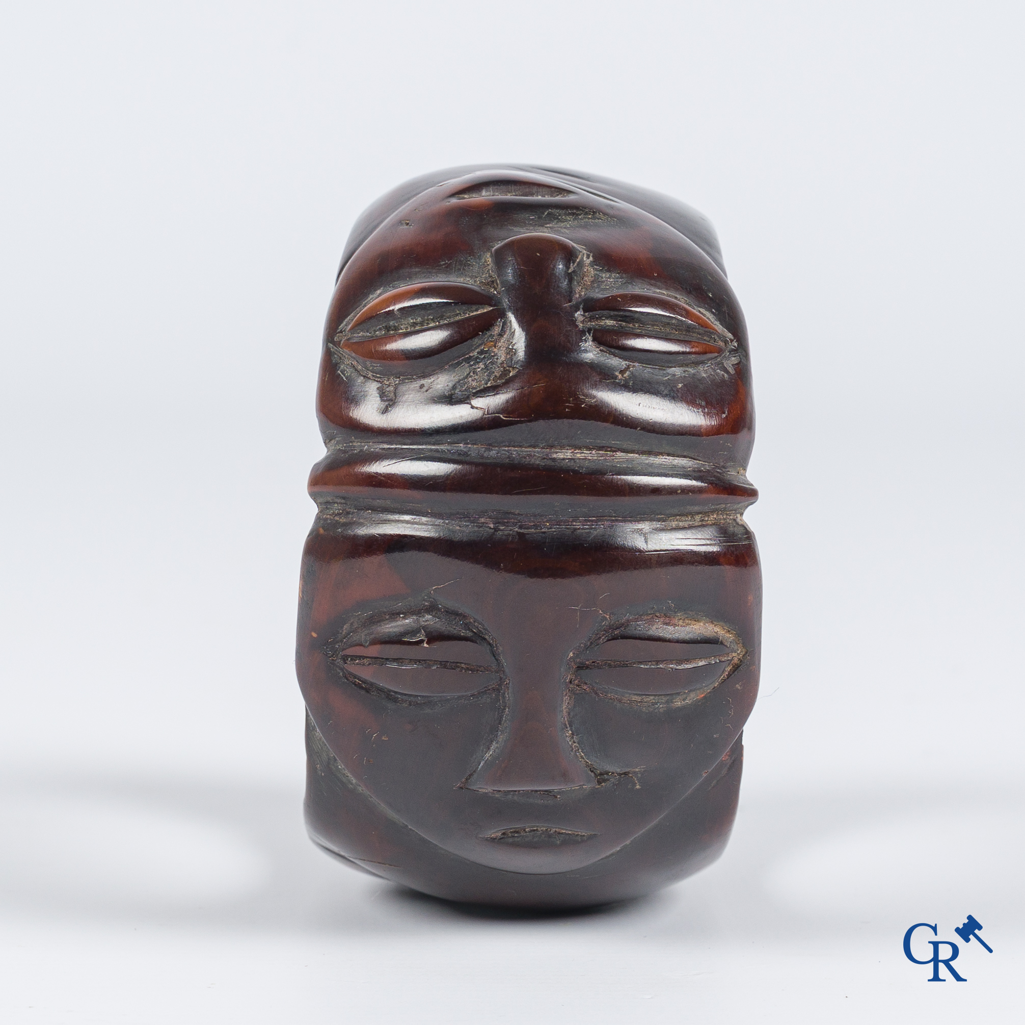 Tribal Art. Een Afrikaanse fijn gesneden armband.