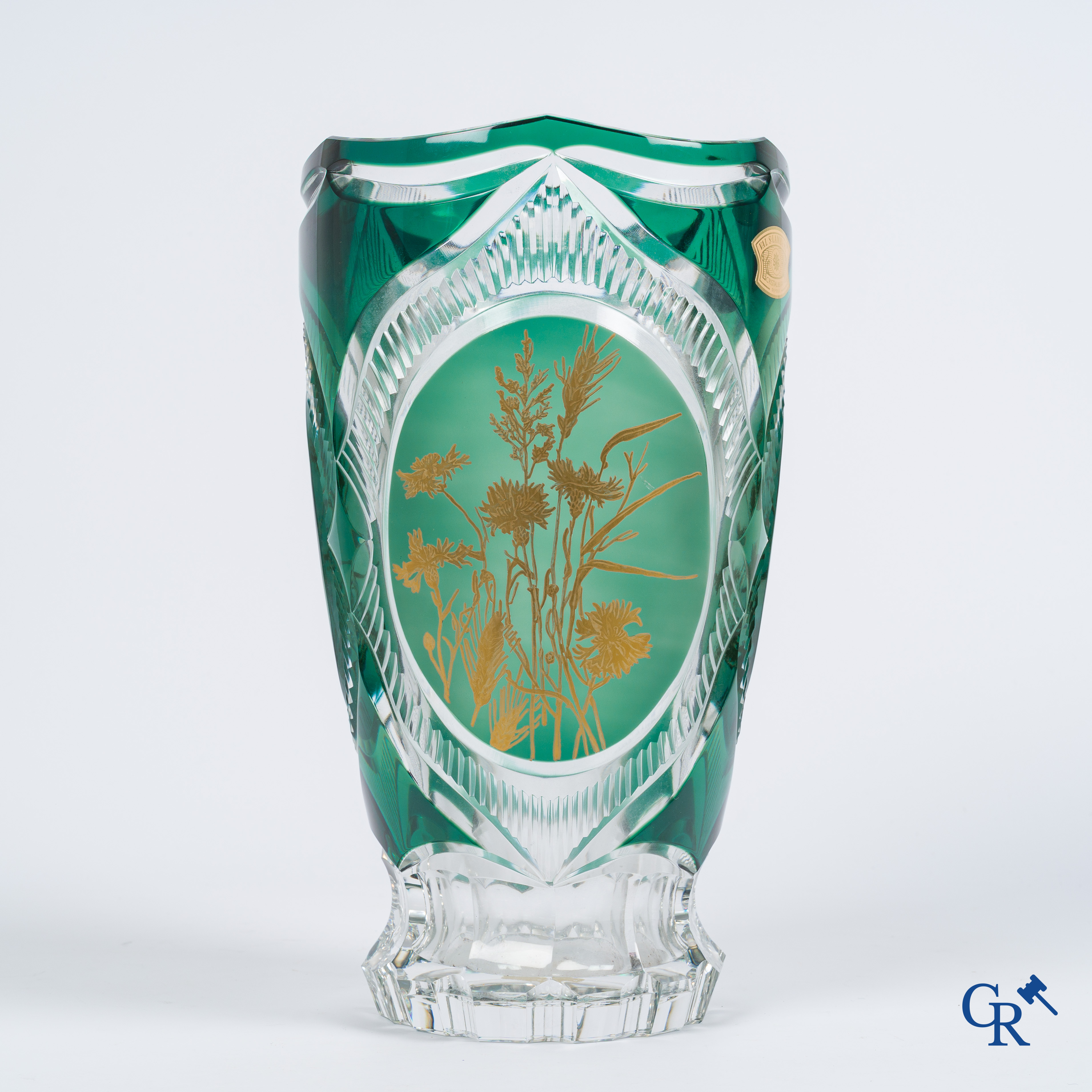 Val Saint Lambert. Een uitzonderlijke en imposante vaas in helder en smaragd groen geslepen kristal.