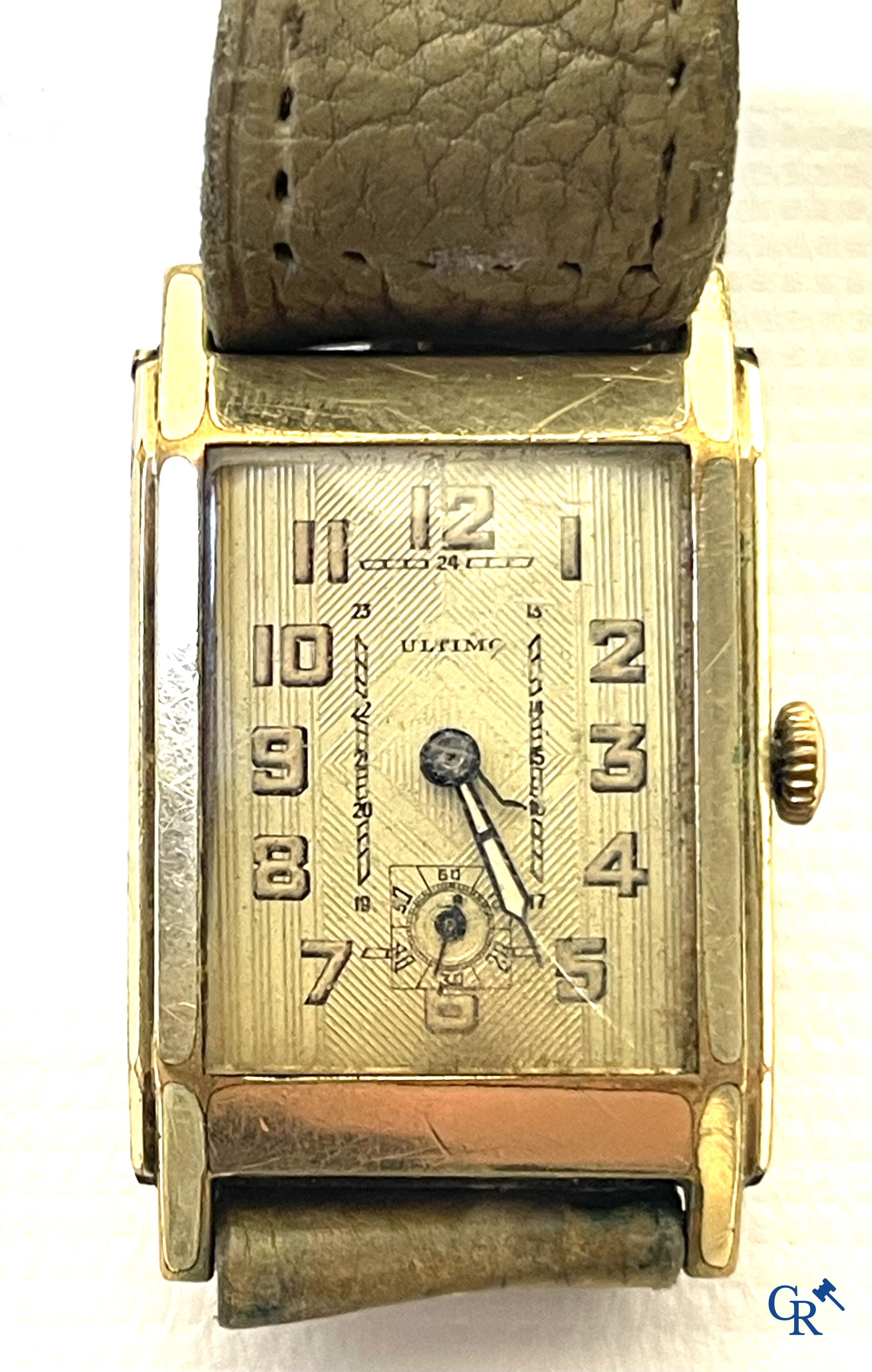 Uurwerken, juwelen. Een kavel met 4 heren polshorloges, religieuze objecten in zilver, sigarettenhouder in amber, enz.