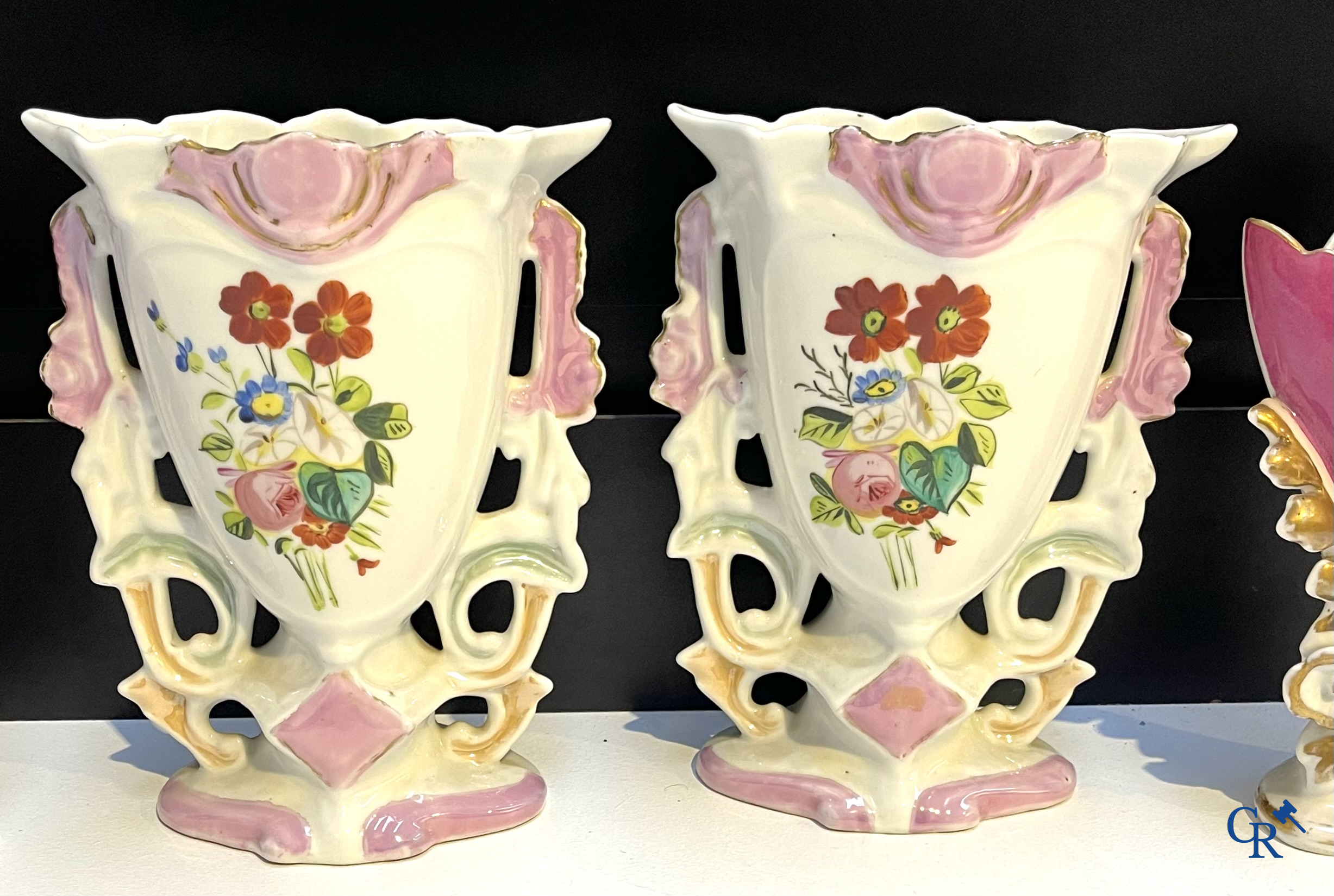 Een kavel met diverse brocante, terra cotta vissersbeeld, houten klok, 2 paar Vieux Paris vazen en een vaas in kristal.