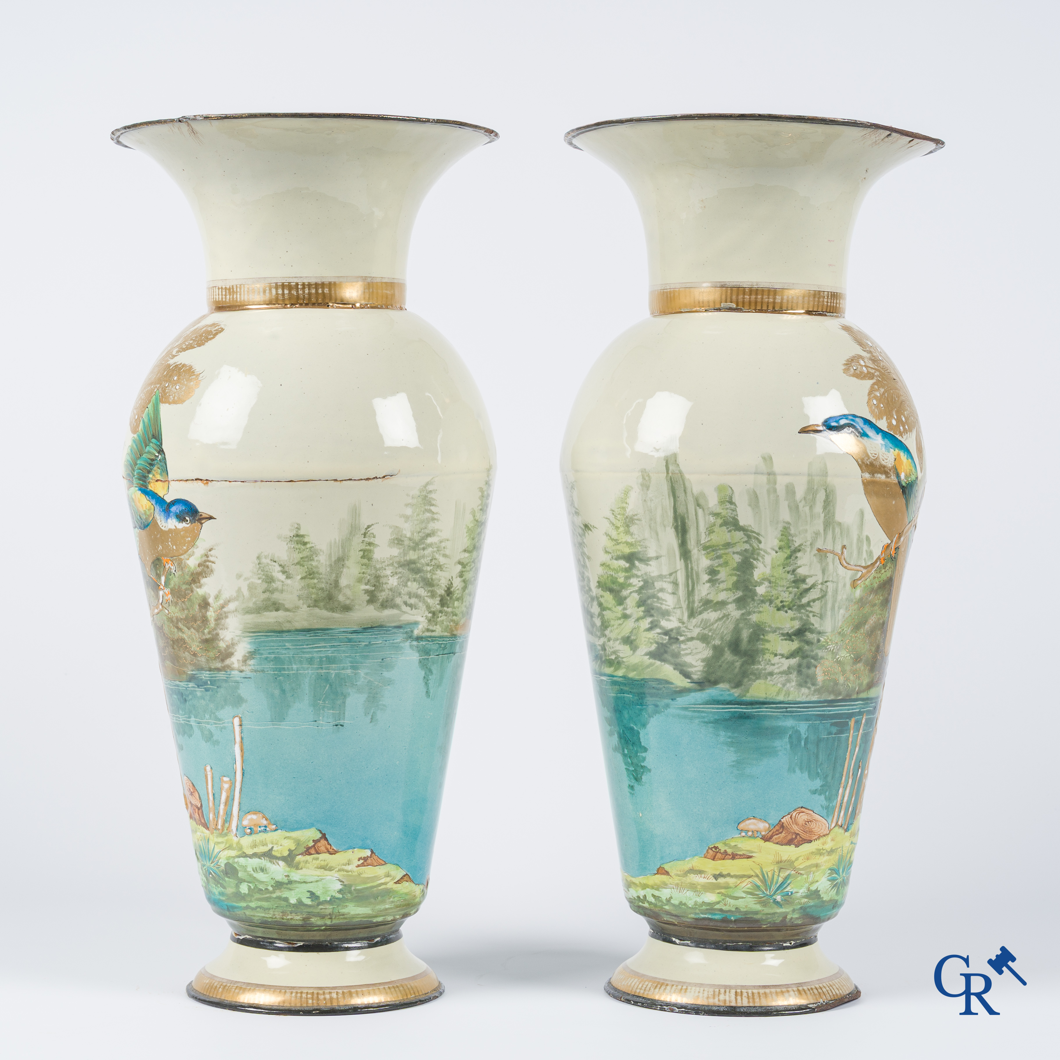 Een paar vazen in reliëf geëmailleerd metaal met een decor van vogels. Circa 1900.