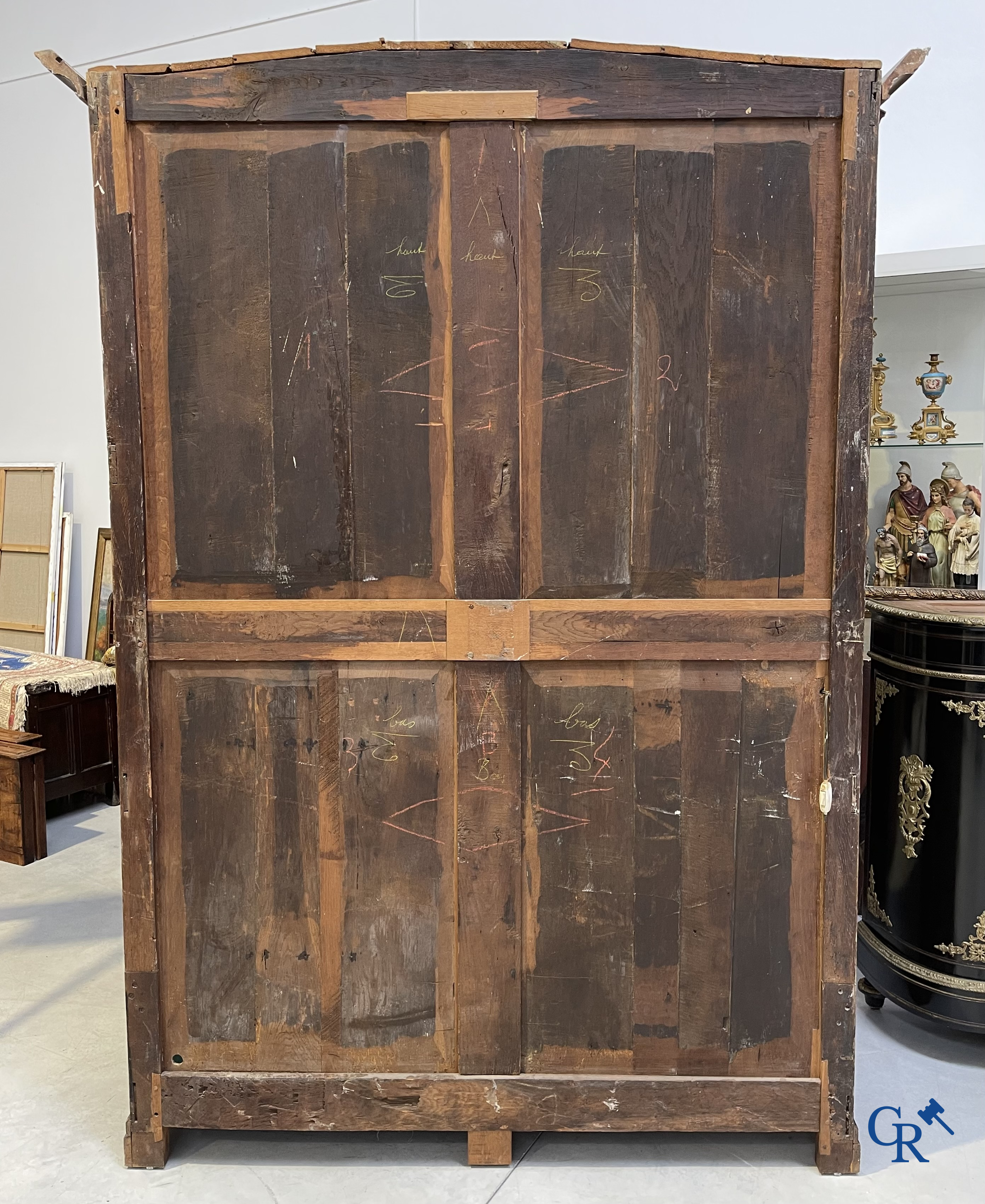 Eikenhouten vitrinekast met 4 deuren en 2 laden. Frankrijk of Vlaanderen 18e eeuw.