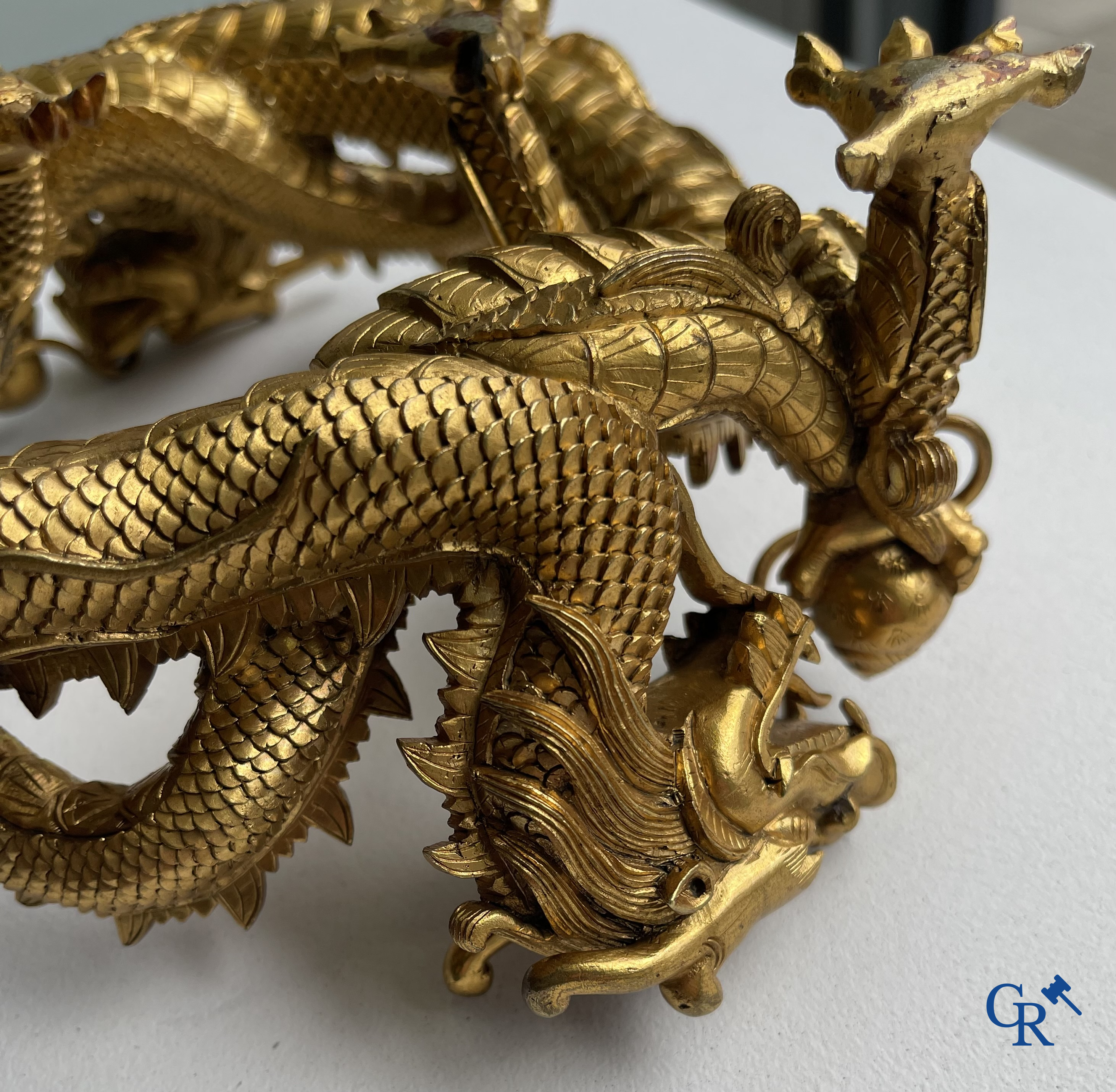 Aziatica. China. Een zeldzame Chinese drakensokkel in verguld brons. Qing Dynastie.