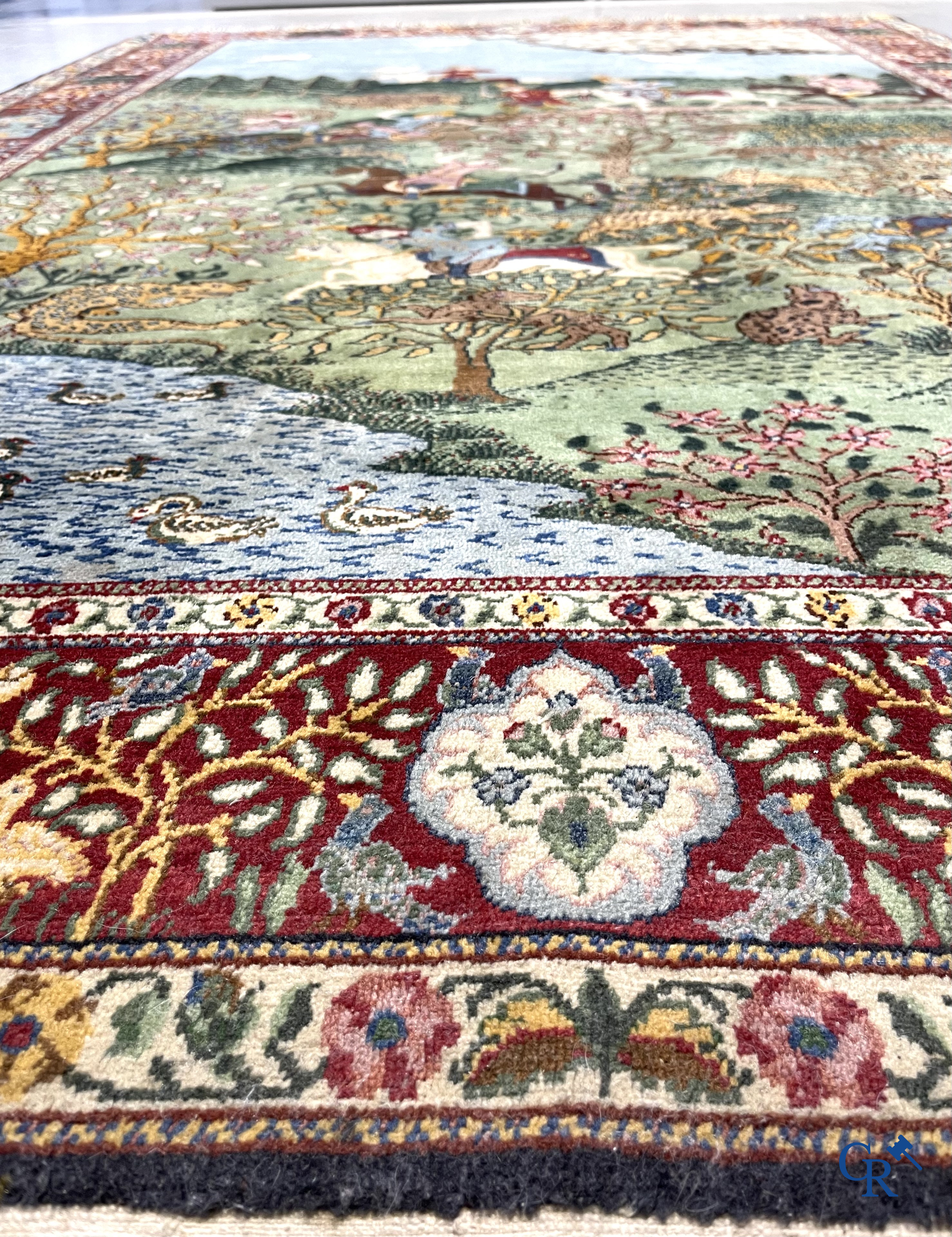 Oosterse tapijten. Ghoum. Een groot handgeknoopt tapijt met jachttaferelen.