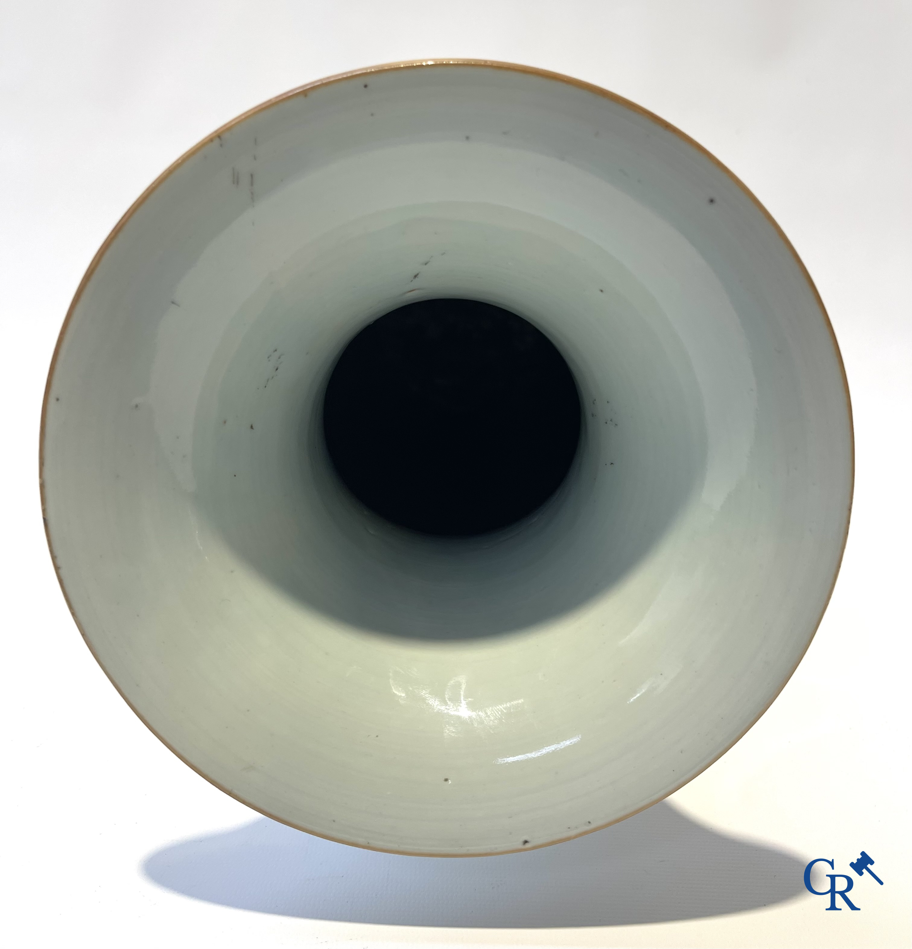 Aziatica. Chinese qianjiang cai vaas in porselein met onsterfelijken en kalligrafie. Gesigneerd. 19e-20ste eeuw.