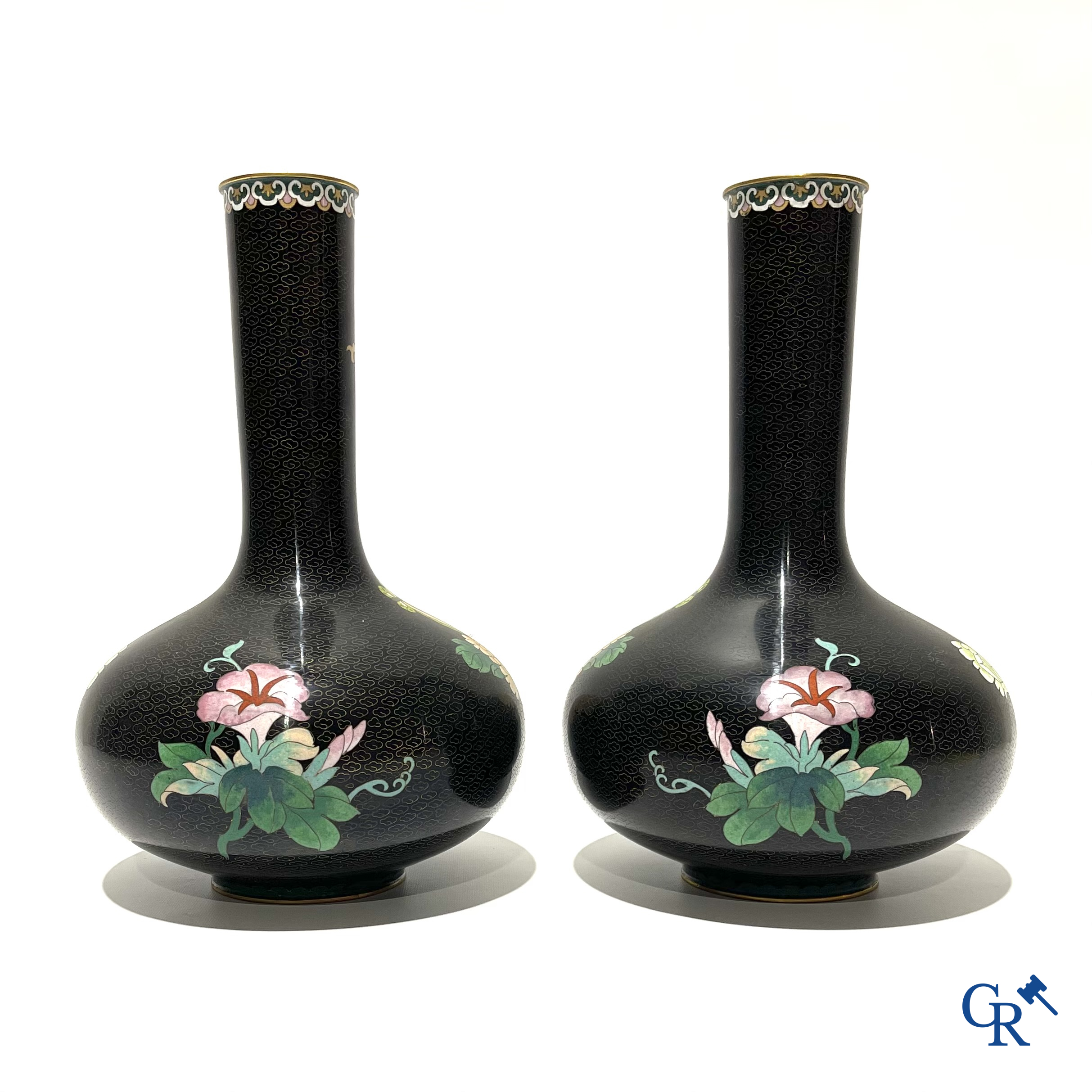 Een paar Chinese cloisonne vazen met bloemendecor.