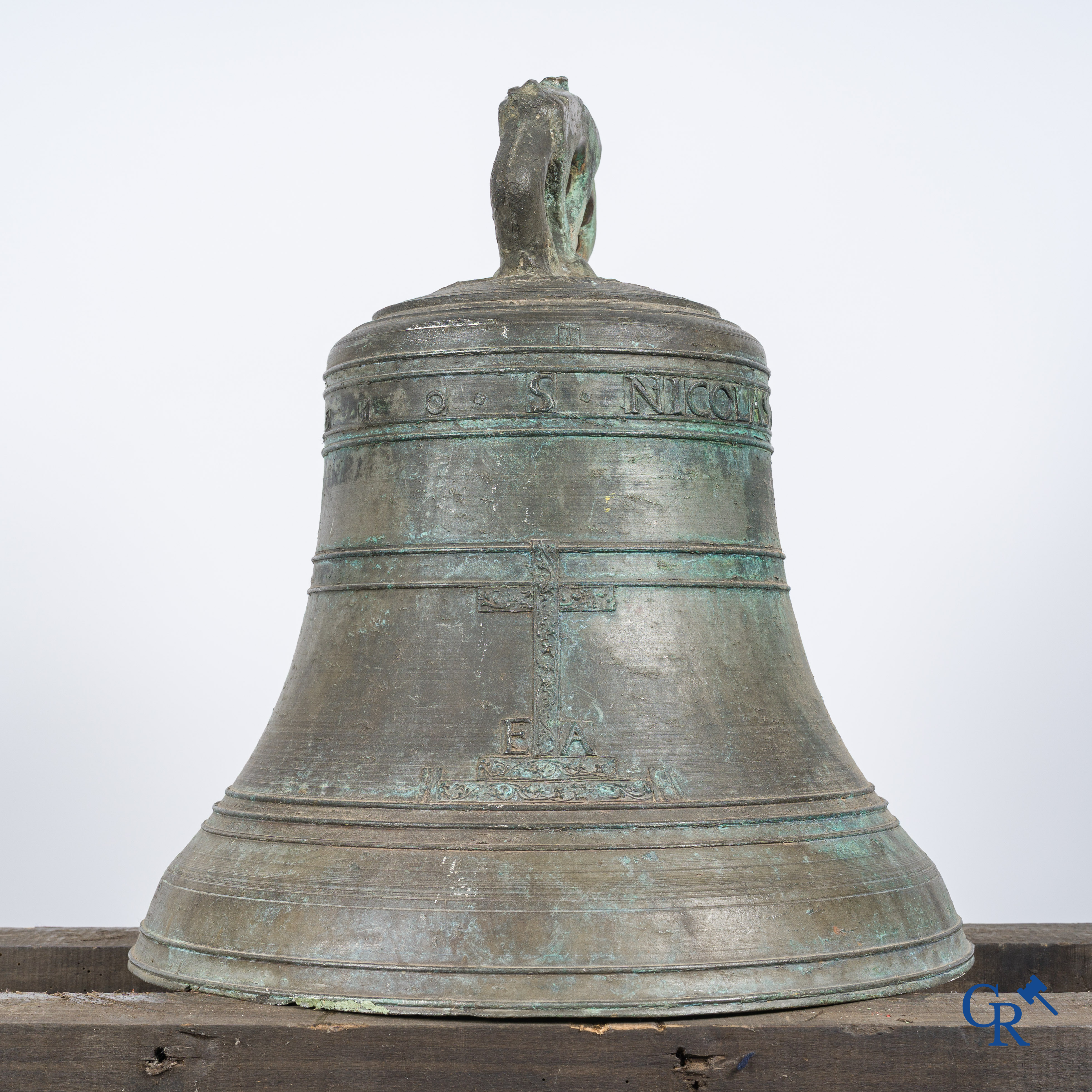 Religieuze objecten. Grote antieke kerk kroonklok of bel in brons met inscriptieband. Gedateerd 1650.