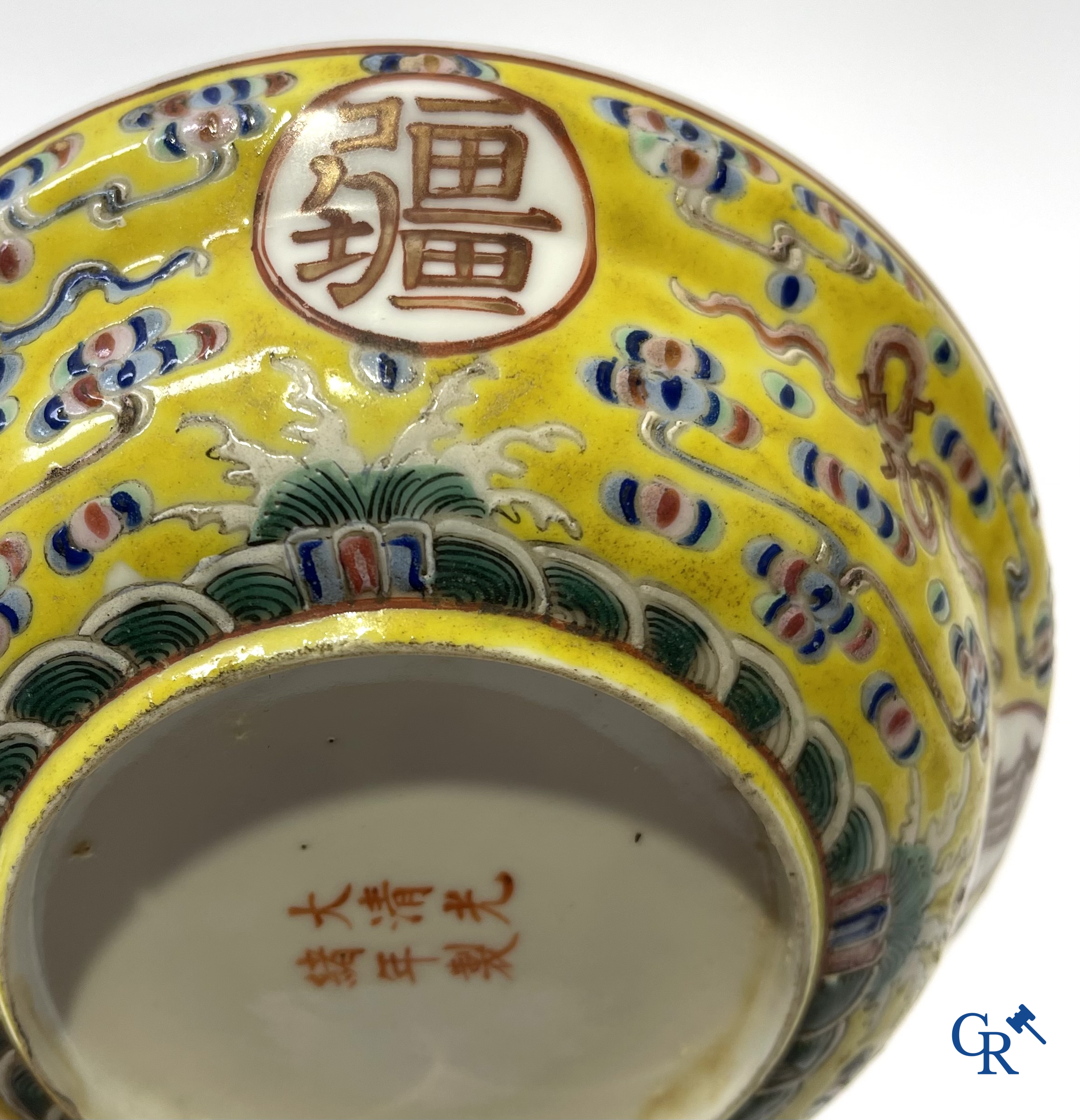 Aziatica. China. Een kavel met Canton porselein, een theepot en famille rose porselein met gele ondergrond.