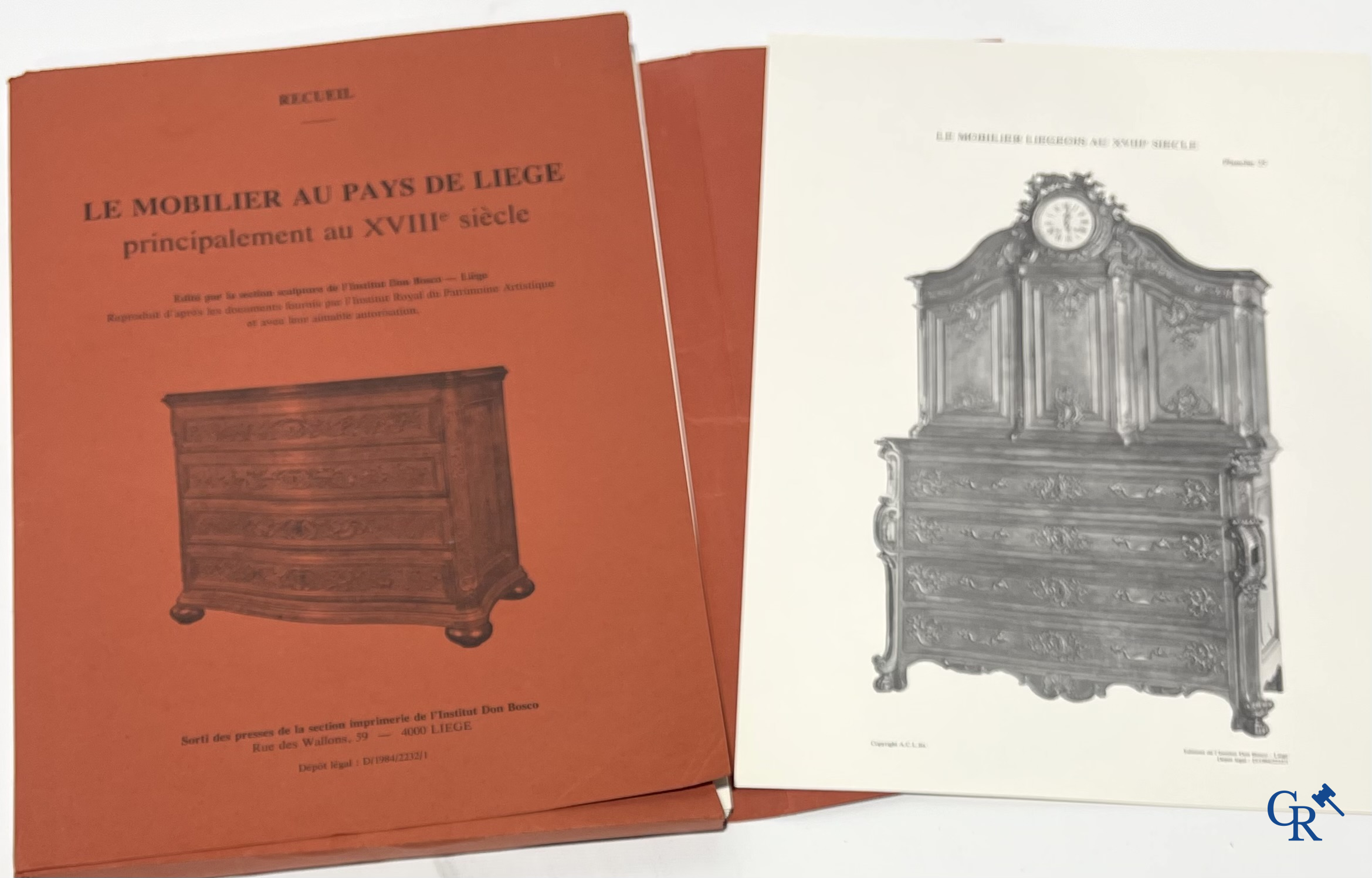 Groot lot kunstboeken, het Bénézit-woordenboek en een decoratieve moderne wereldbol.