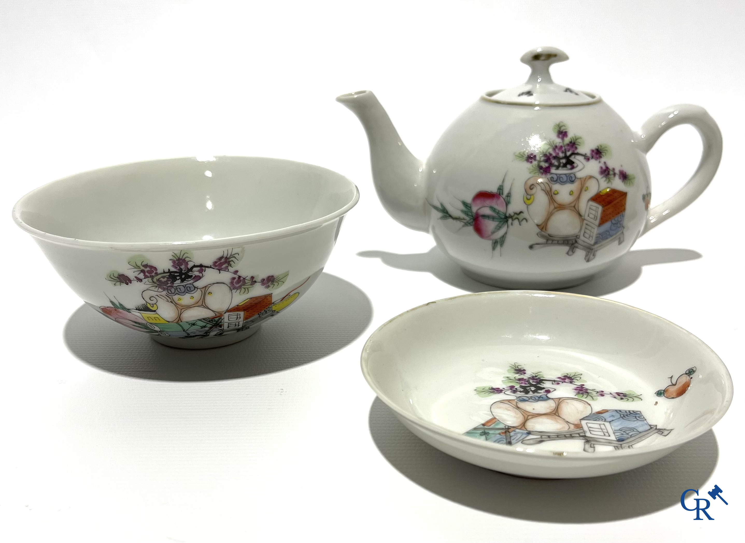 Aziatica. Chinees porselein. 2 theekannetjes, een Chinese bowl en 2 ondertassen.