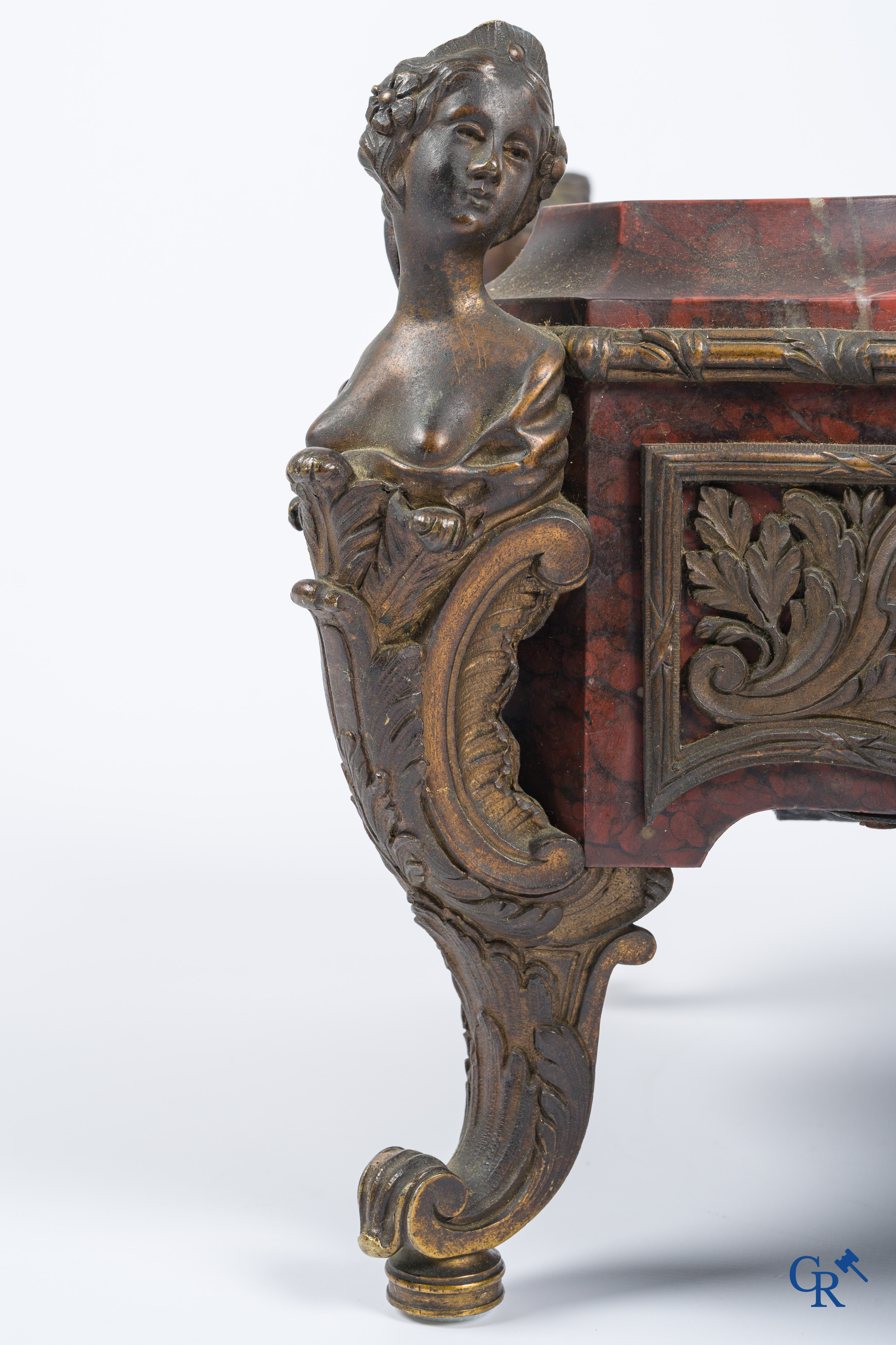 Napoleon III. Een voetstuk in marmer en fijn geciseleerde bronzen met ingewerkte klok. Frankrijk, Circa 1880.