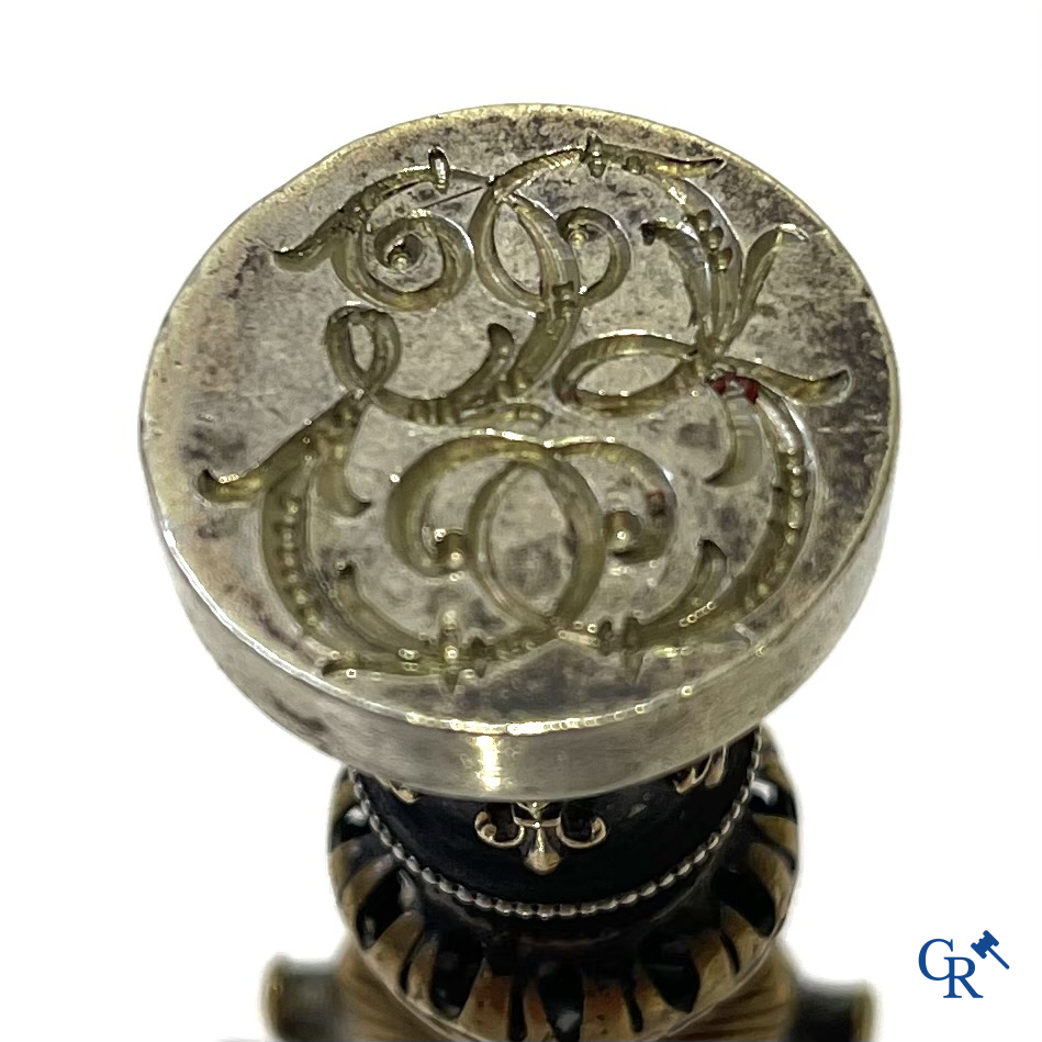 Bronzen zegelstempel in de vorm van een Franse lelie, Fleur de lys. Frankrijk 19e eeuw.