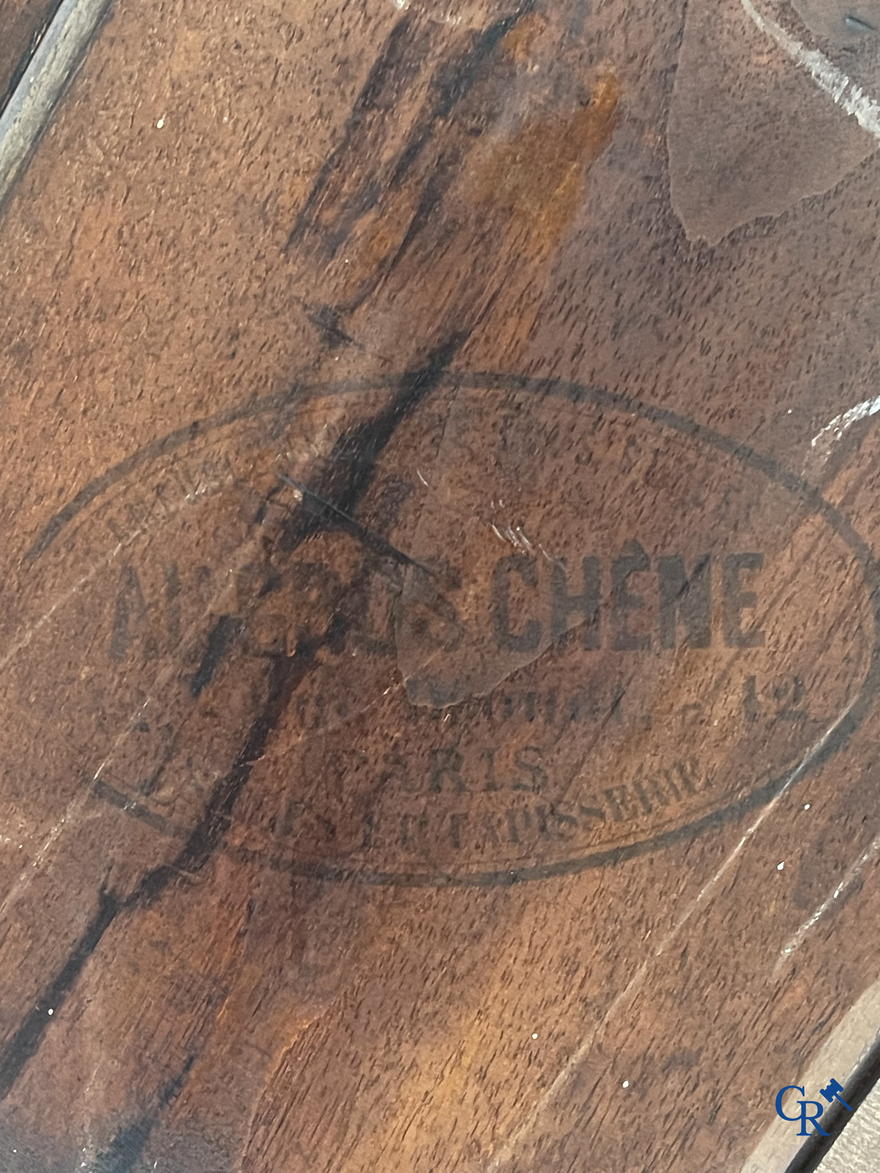 Een neogotische hallbank met koffer in notelaar. Gemerkt "Au Gros Chêne" à Paris.