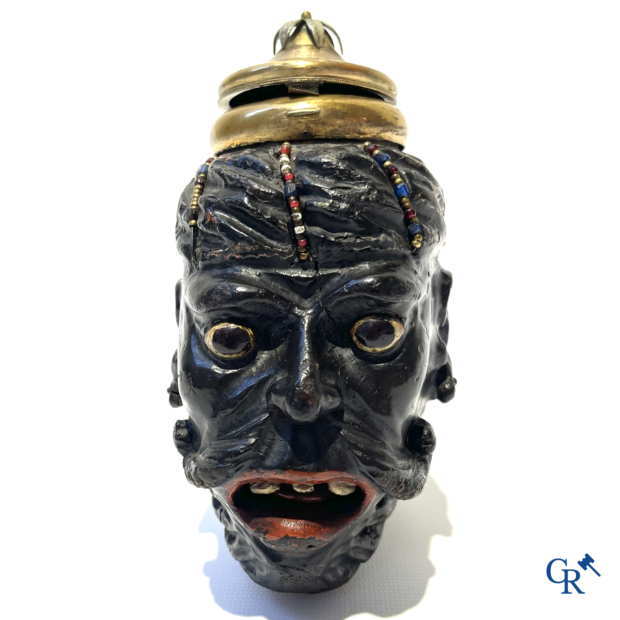 Uitzonderlijk grote zogenaamde Ulmer tabakspijp in gesneden en gepolychromeerd hout. Duitsland of Zwitserland 18e eeuw.