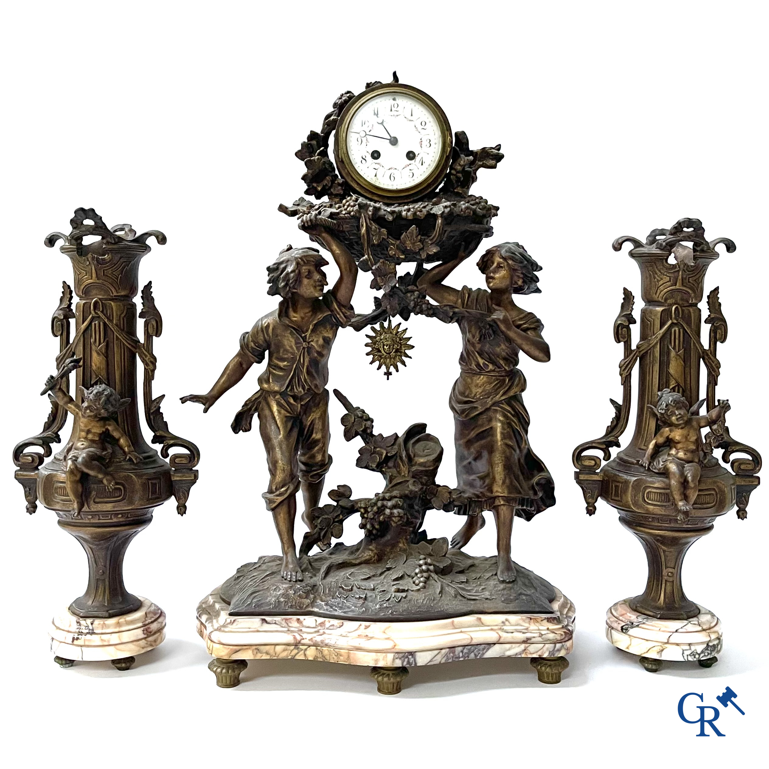 Louis & François Moreau (naar). Een grote 3-delige schouwgarnituur in kunstbrons en marmer. Circa 1910.