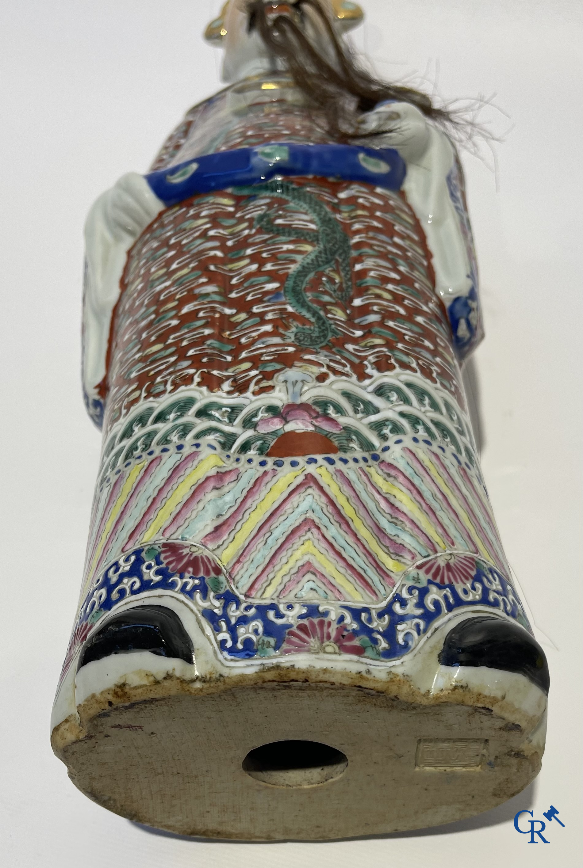 Aziatica. Een Chinese wijsheer in famille rose porselein op een houten sokkel. Gemerkt. 19de eeuw.