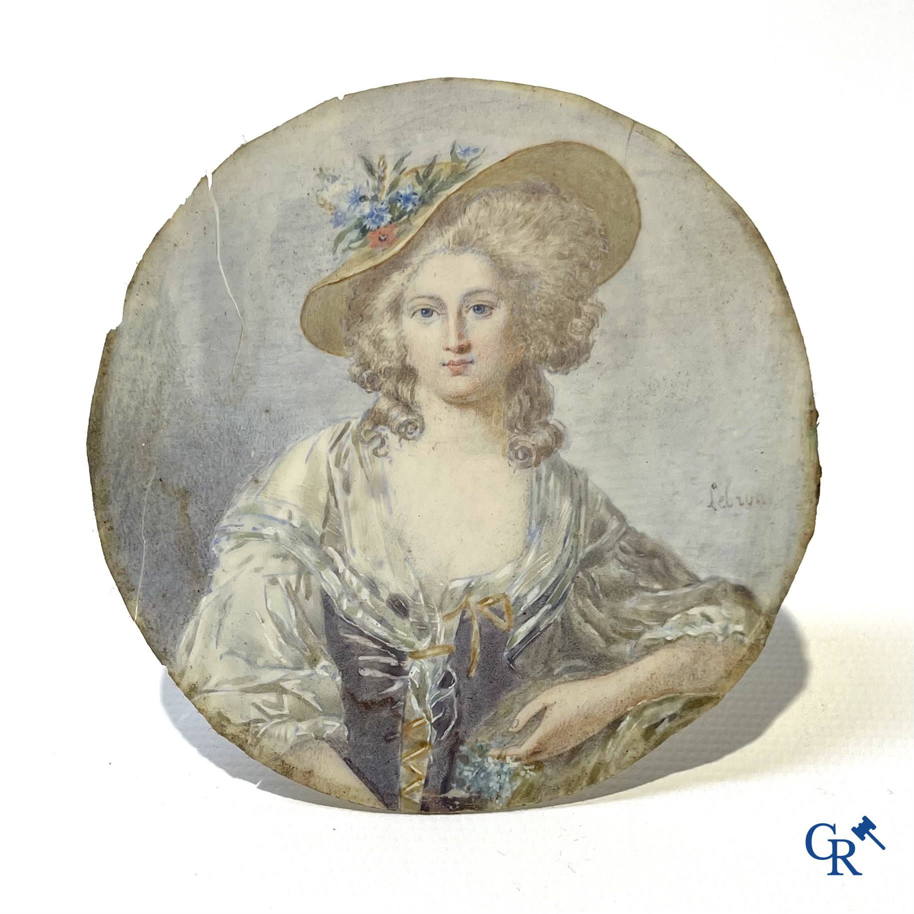Lebrun, 19e eeuw. Schilder van miniaturen. Portret van een jonge vrouw met een hoed versierd met bloemen.