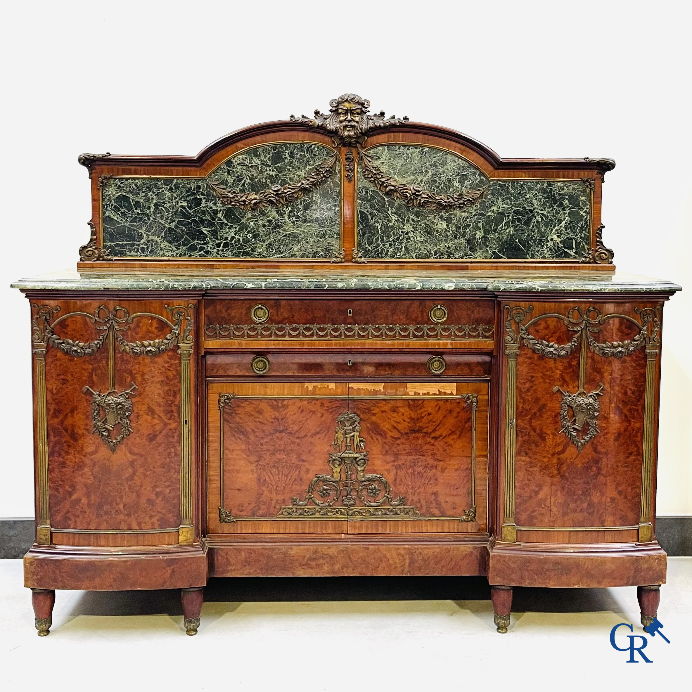 Uitzonderlijk eetkamermeubilair in mahoniehout fineer, marmer en brons. Napoleon III stijl. Circa 1900.