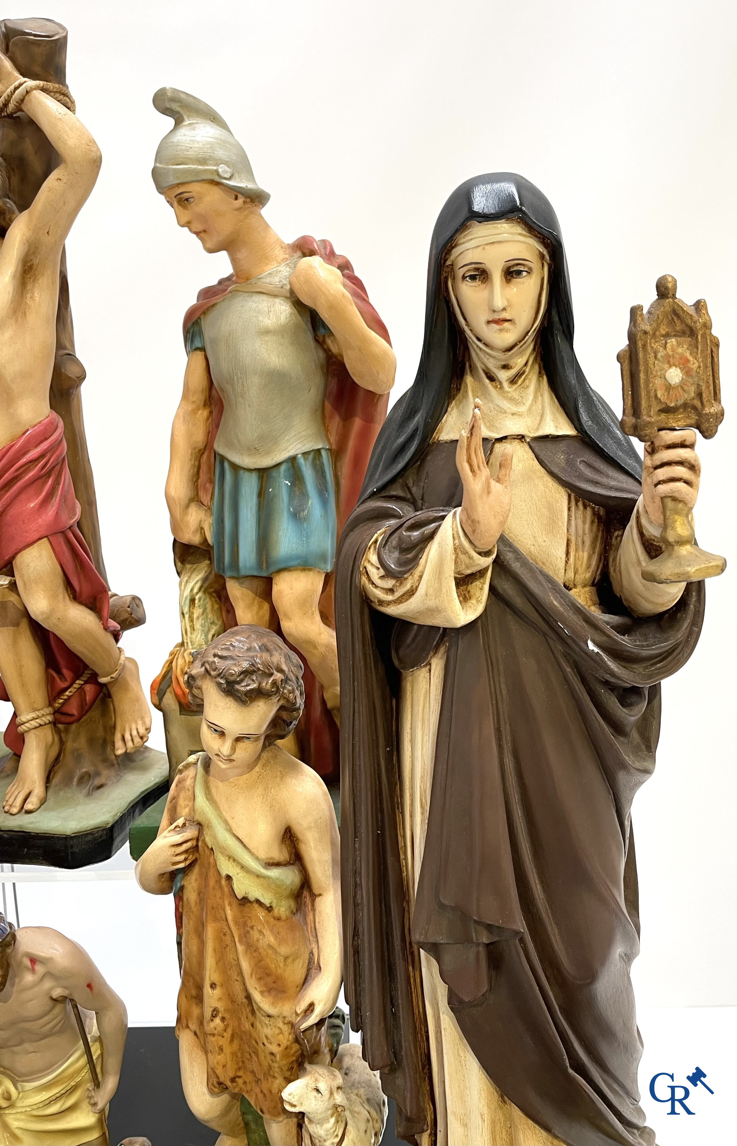 Religieuze objecten. Groot lot diverse heiligenbeelden in plaaster.