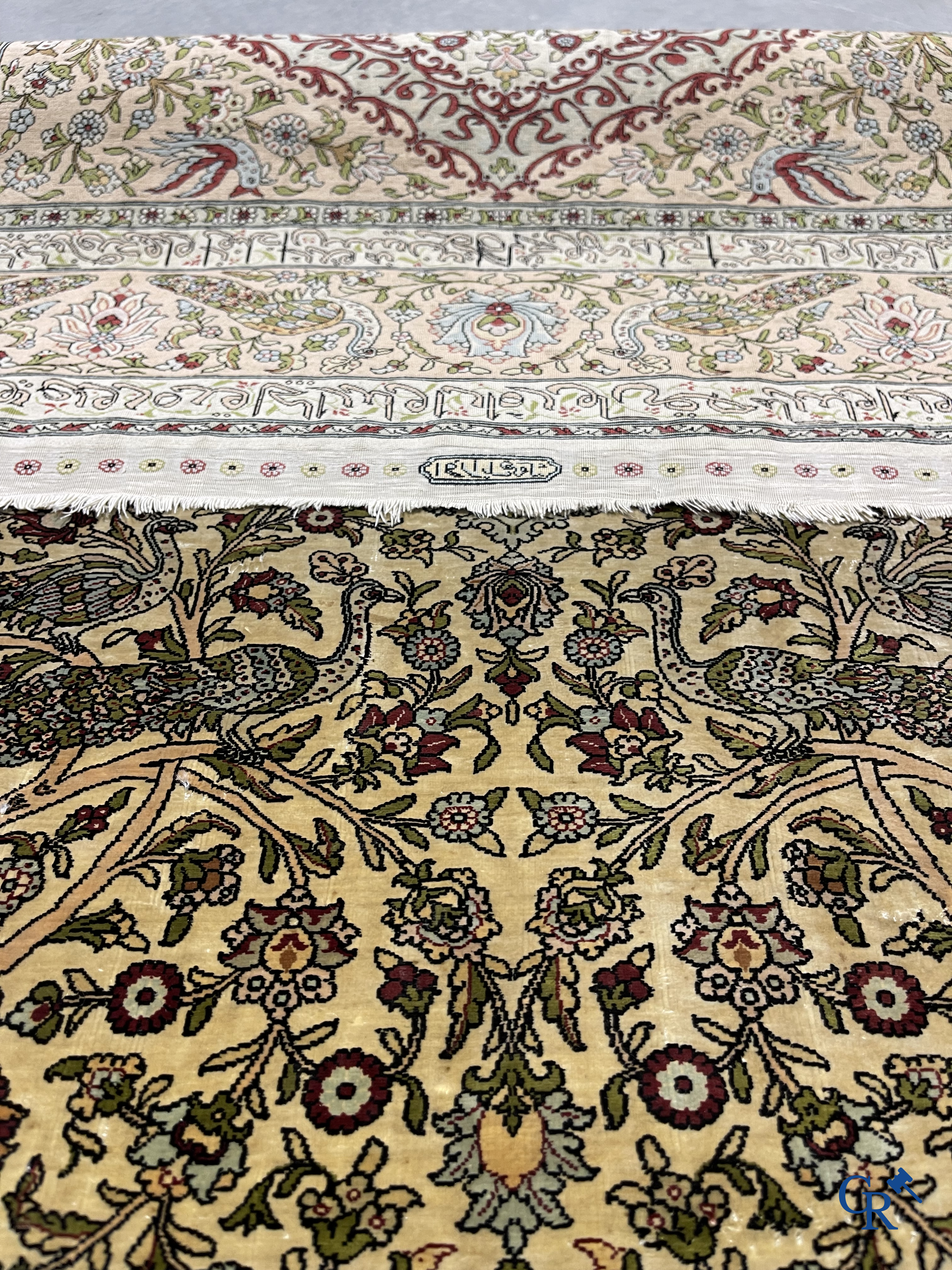 Oosterse tapijten. Hereke. Een fijn handgeknoopt zijden tapijt met vogels in het woud. Inscripties en gesigneerd.