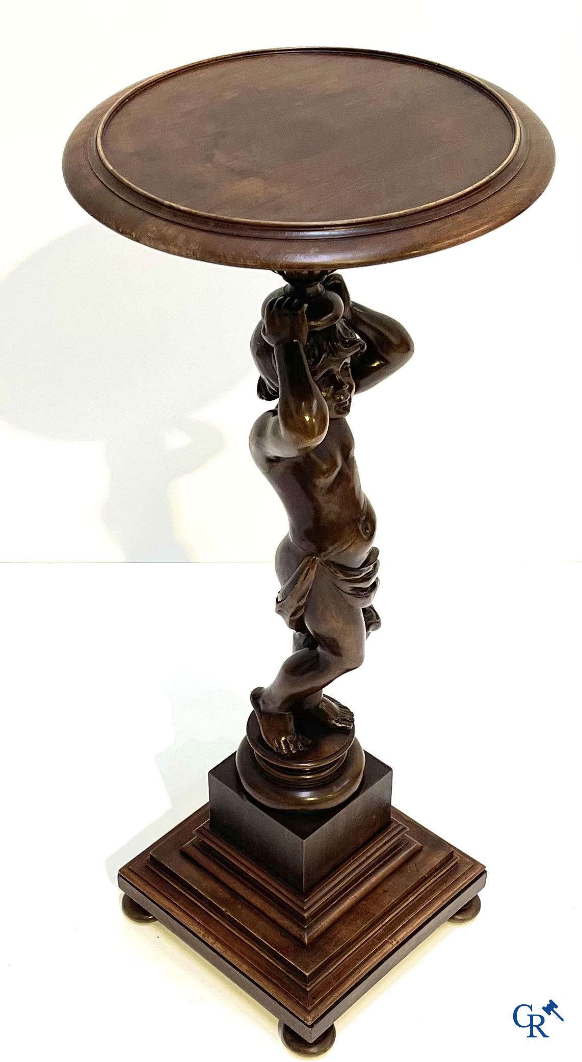 Een gesculpteerde sokkel in fruithout met putti. Circa 1920.