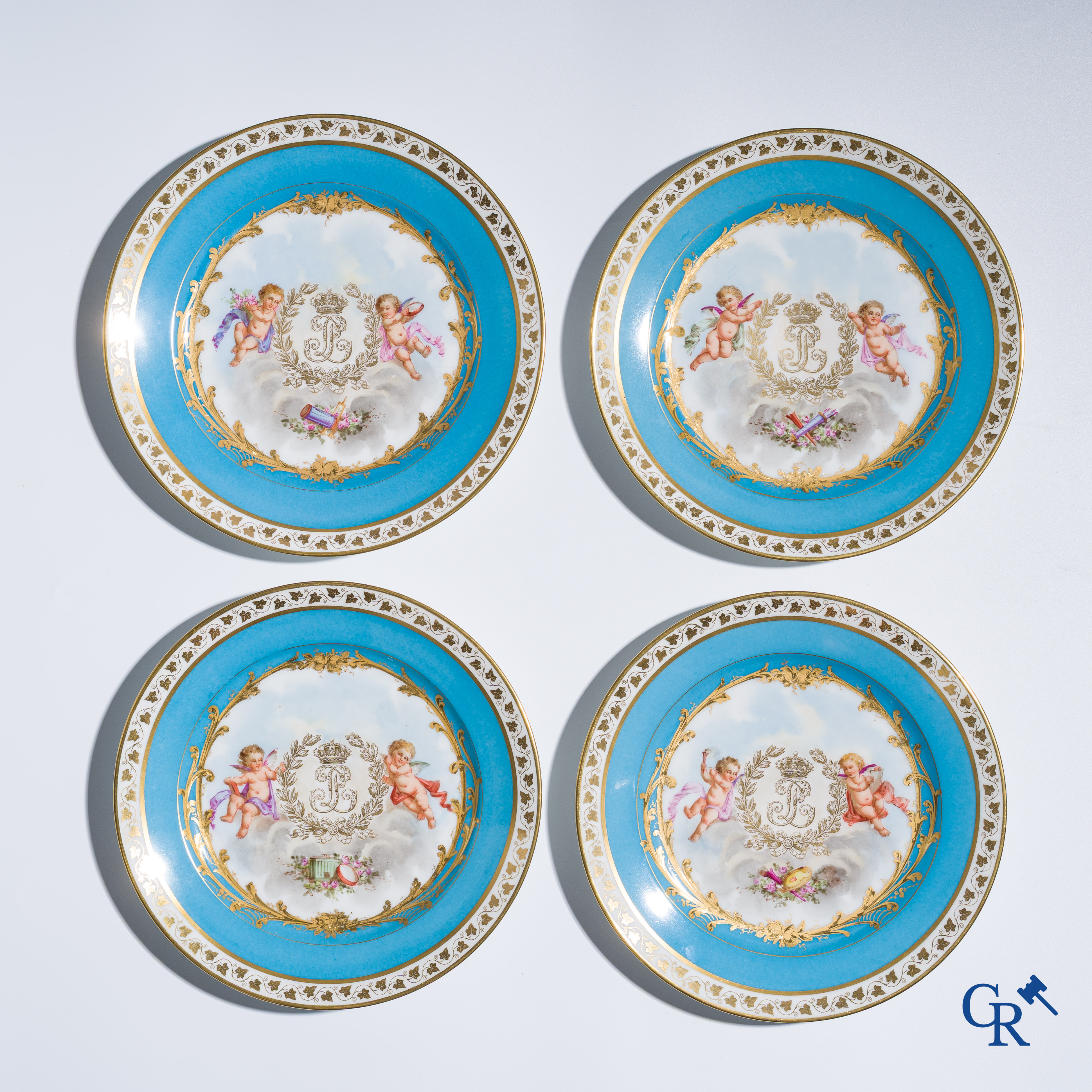 Sèvres. Château des Tuileries. Uitzonderlijke reeks van 12 borden in Sèvres porselein. Napoleon III periode.