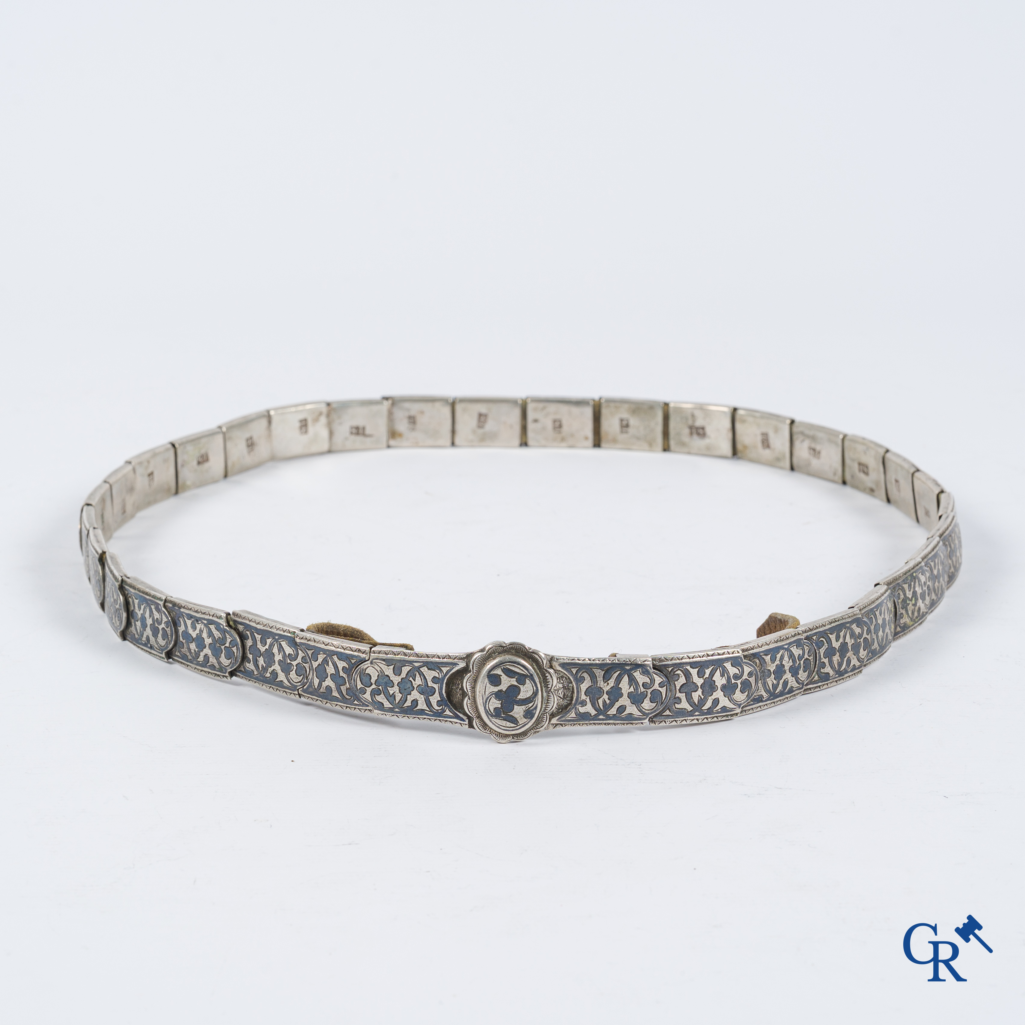 Russisch zilver. Ceremoniële riem in niello zilver 875°/00. Keurmerk 84 zolotnik op iedere schakel. Rusland 19e eeuw.