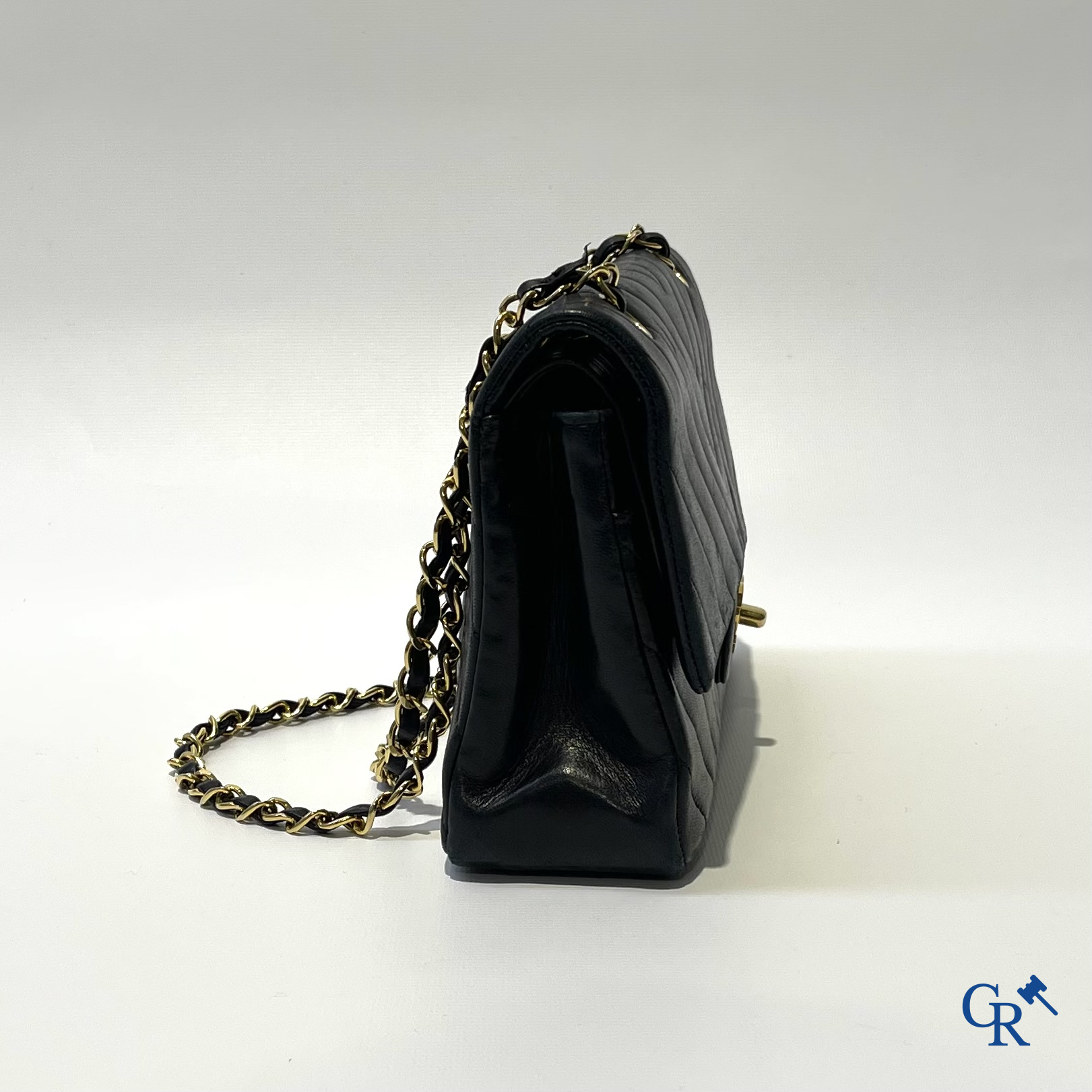 Chanel. Een lederen handtas met gevlochten ketting.