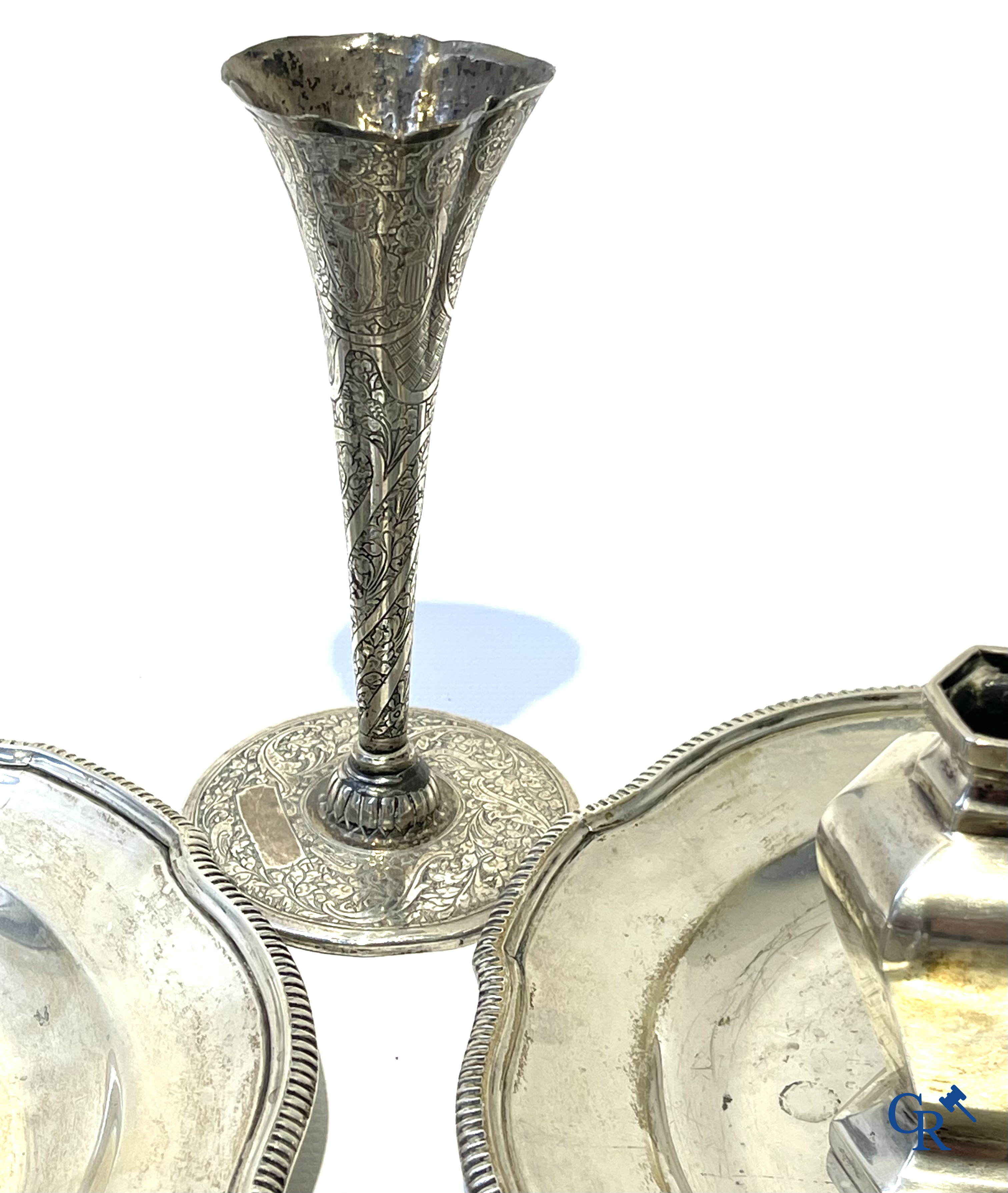 Lot met diverse vitrineobjecten in zilver en andere. Diverse keurmerken waaronder Delheid, Victor Boivin enz. 19e eeuw.