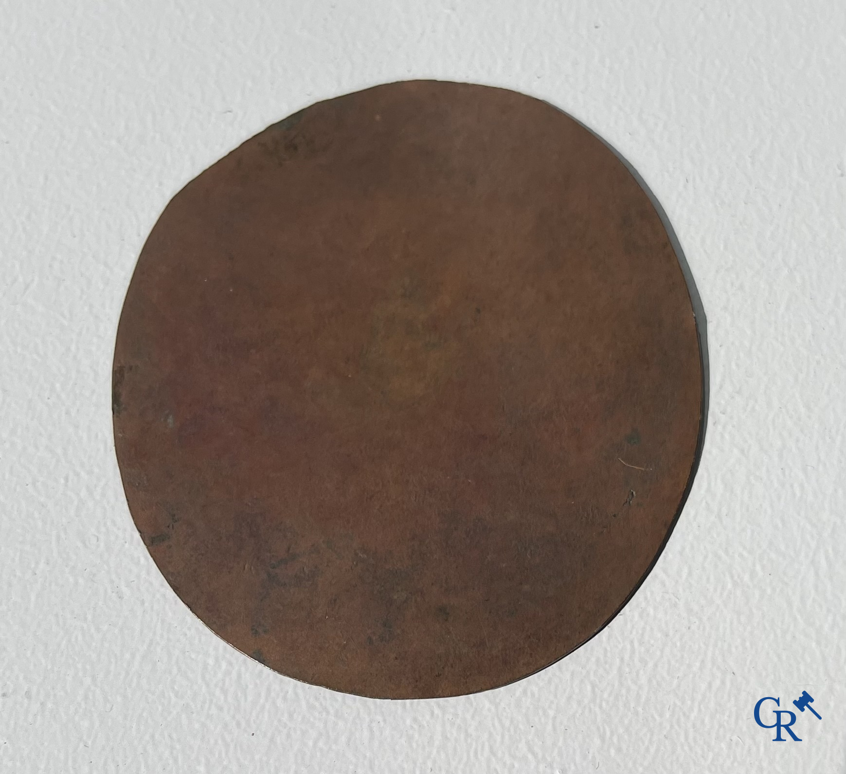 Miniatuurportret van een dame in traditionele kledij met witte kap. Olie op koper. 18e-19e eeuw.