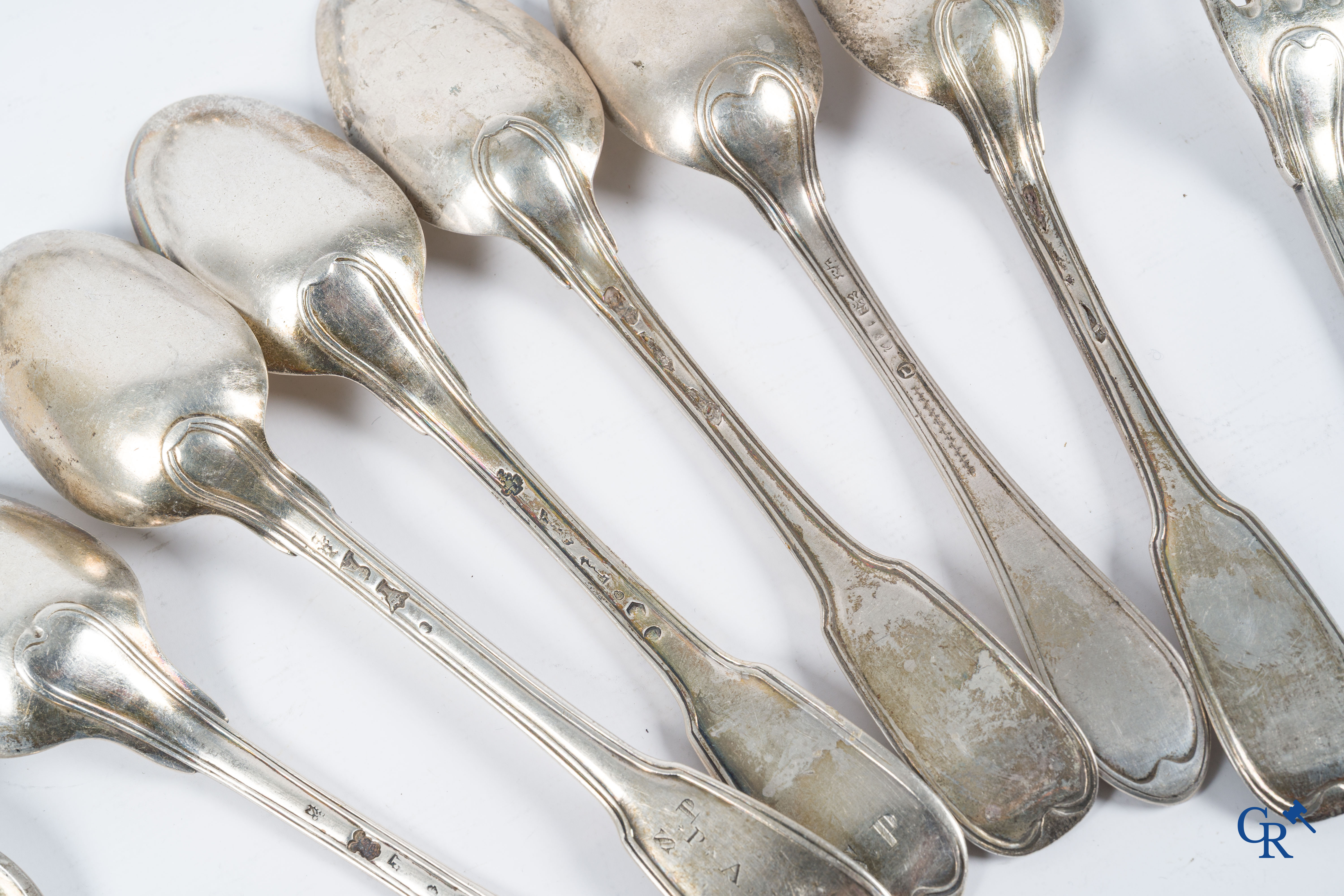 Zilver. Zeer interessant lot bestaande uit 14 vorken en 16 lepels in zilver. Frankrijk 18e eeuw. Verschillende regio's.