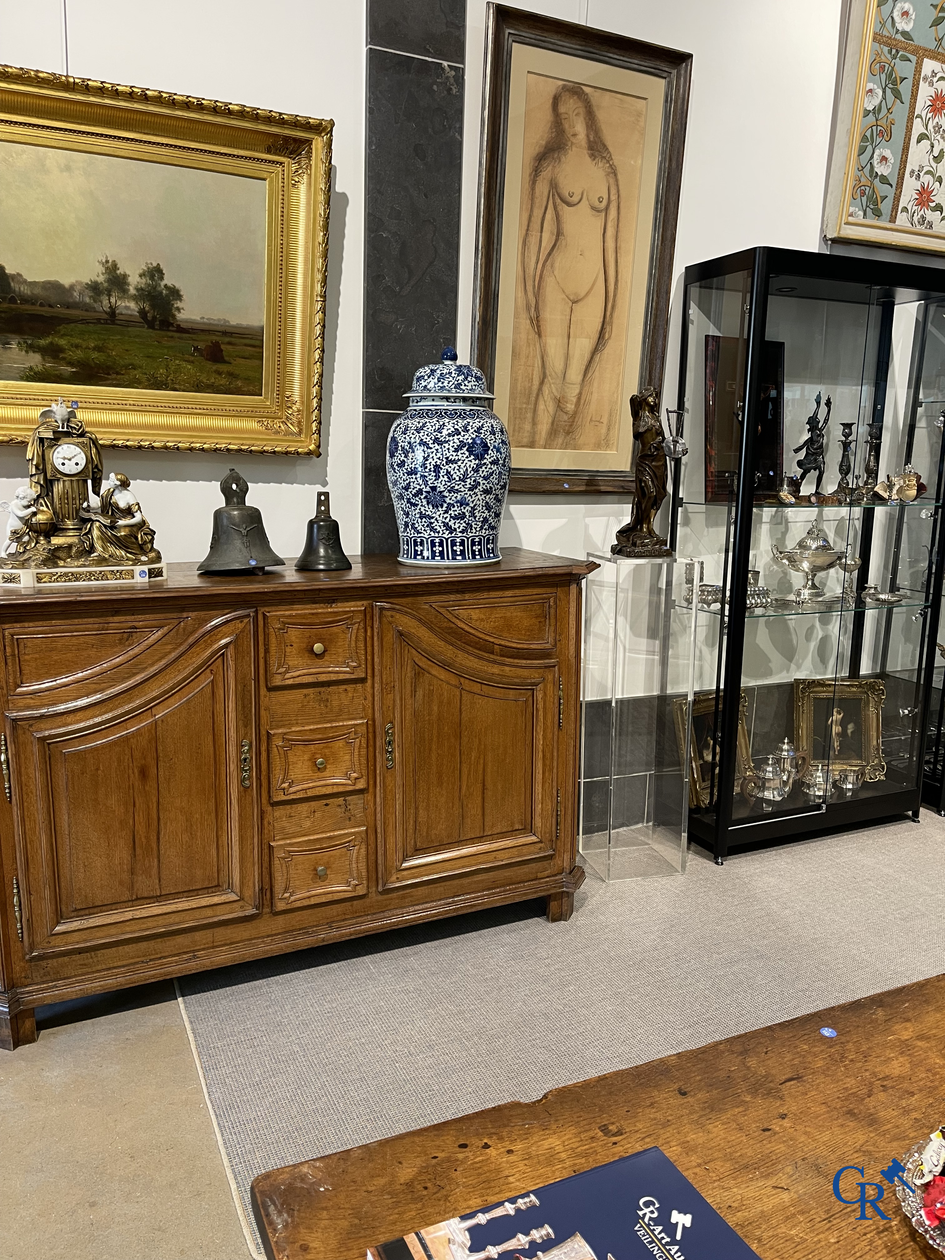 Asian Art. Chinese porcelain. A massive Chinese blue and white baluster vase and lid with lotus roll decor. 19th century.