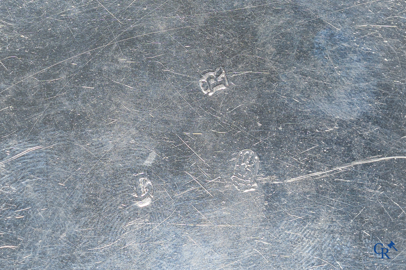 Zilver. Mechelen, 1ste helft 18e eeuw, circa 1720.  Ronde dekselschotel met 2 platte handvaten. Meestermerk met anker.