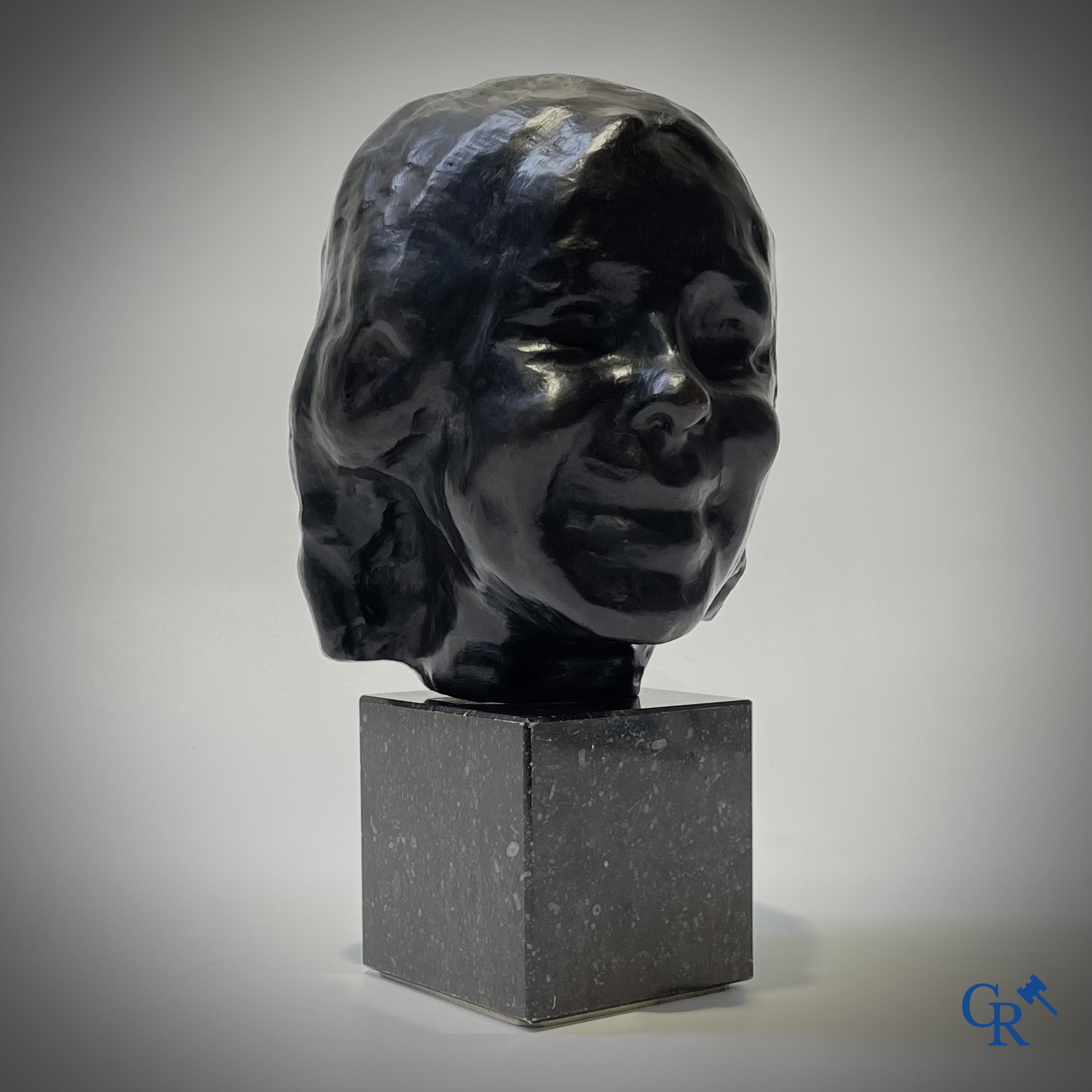 Rik Wouters (1882-1916), Naar. "La petite rieuse" bronzen beeld met donkere patina. Gesigneerd Rik Wouters. Posthuum.