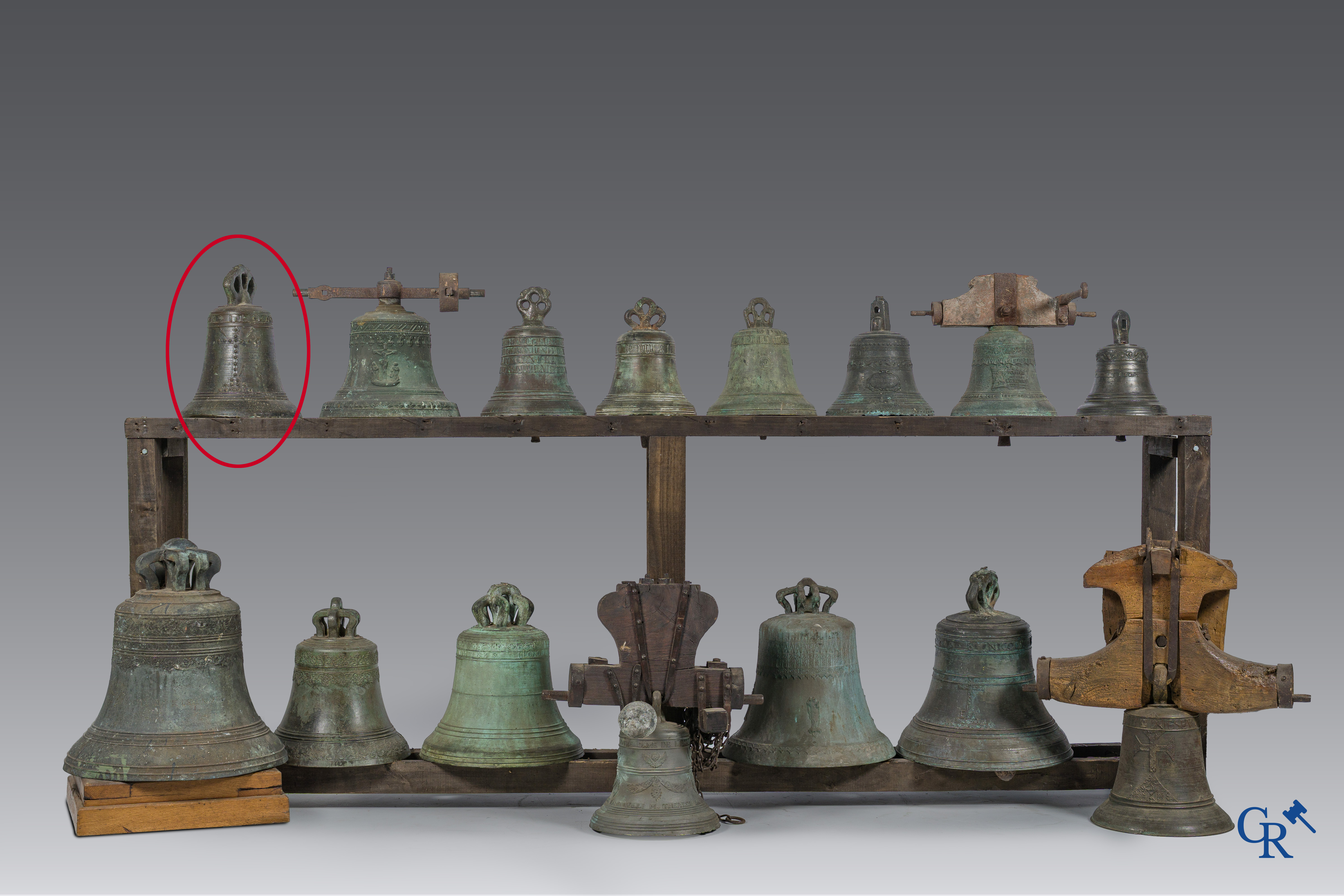 Religieuze objecten. Een antieke kerk kroonklok of bel in brons. Inscriptieband. Gedateerd 1674.