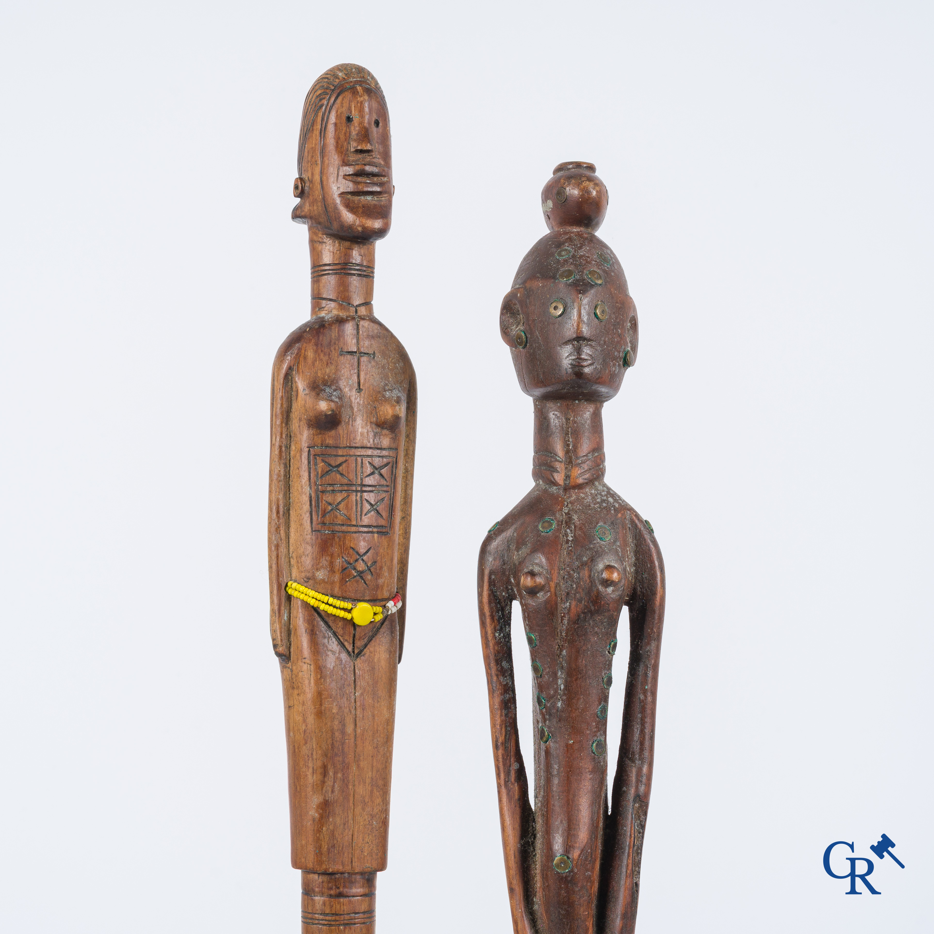 Tribale kunst. 2 Afrikaanse ceremoniële scepters.