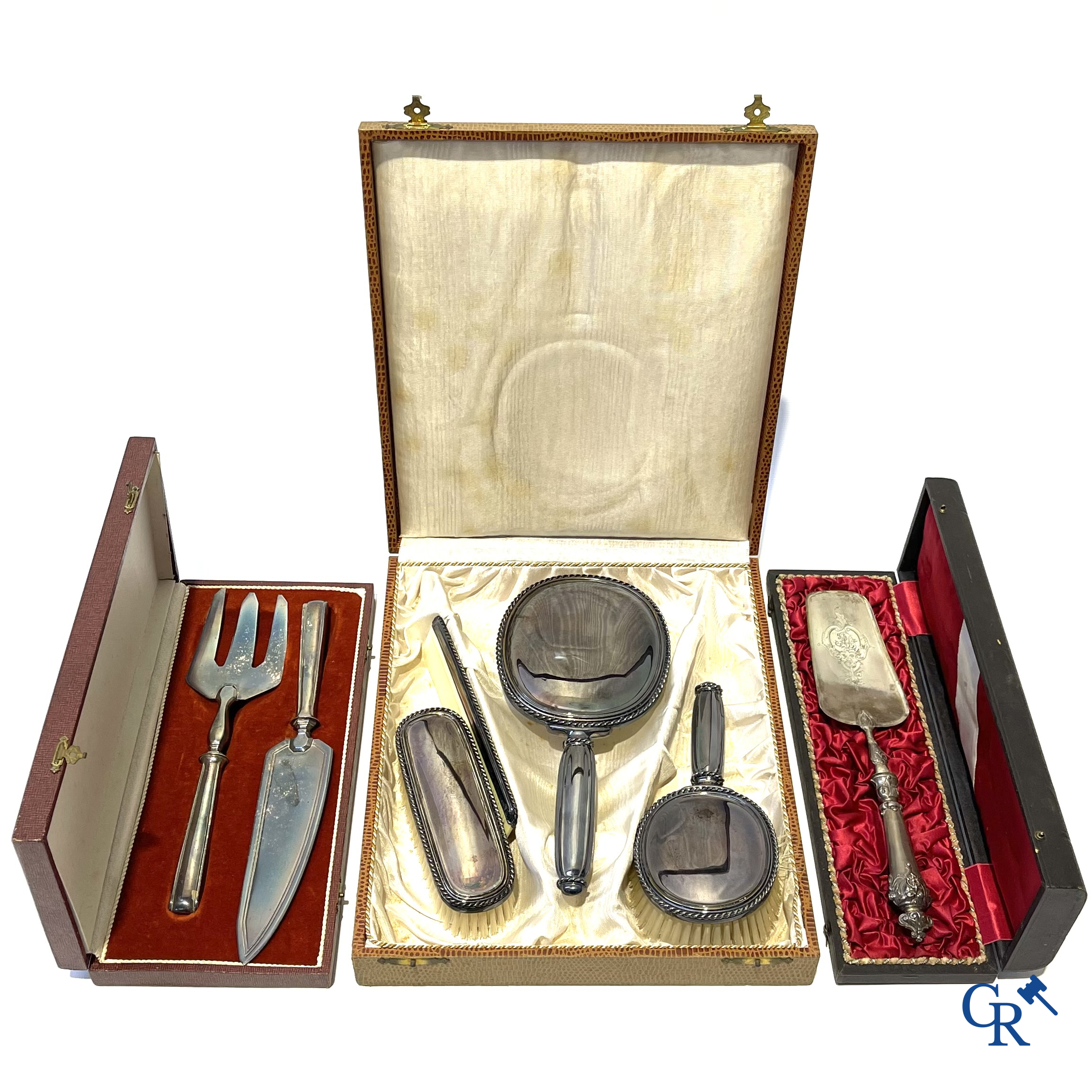 Zilver. Toiletstel in zilver 835°/00, een taartschep in zilver 800°/00 en een taart servies, niet gemerkt.