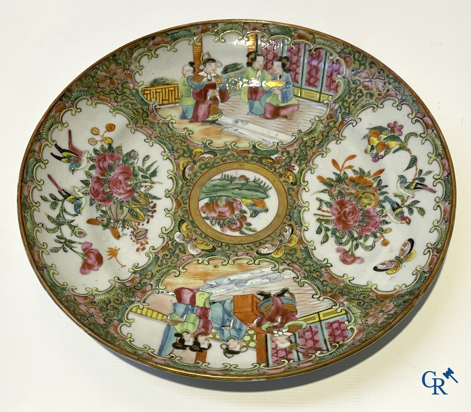 Aziatica. China. Een kavel met Canton porselein, een theepot en famille rose porselein met gele ondergrond.