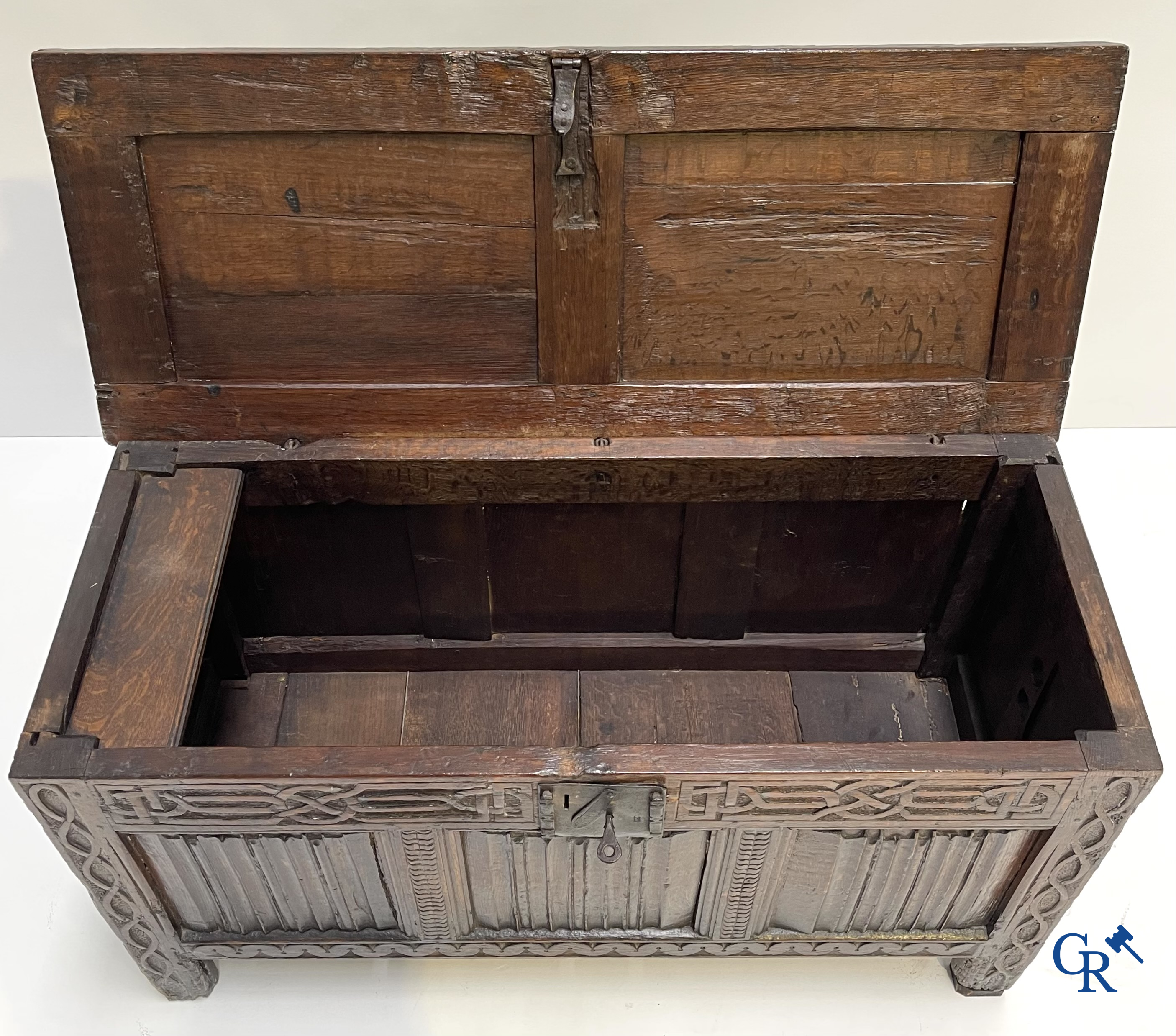Eikenhouten koffer met briefpanelen in Gotische stijl. 16e-17e eeuw.