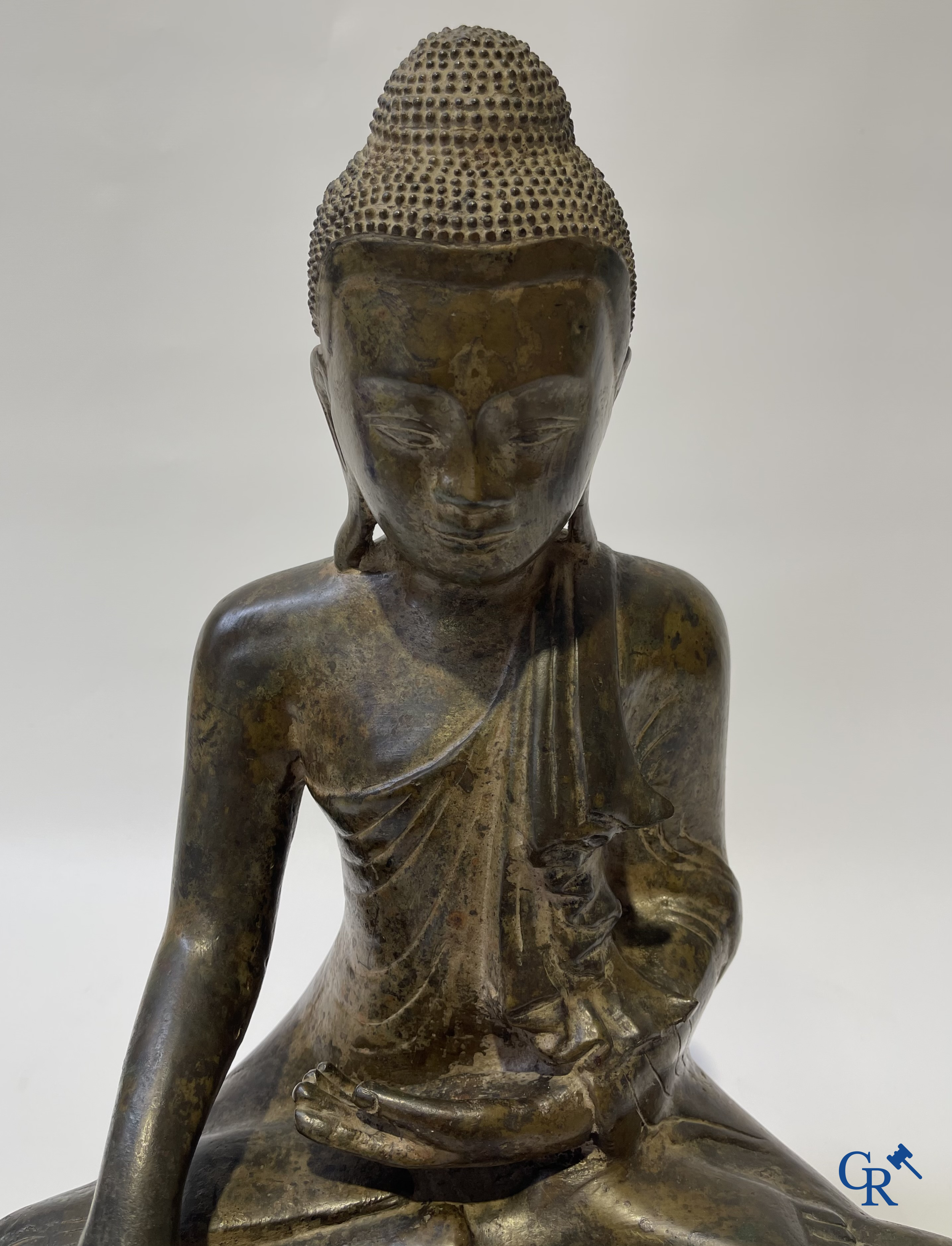 Aziatica. Een antiek bronzen Mandalay Boeddhabeeld. Birma, 19e eeuw.