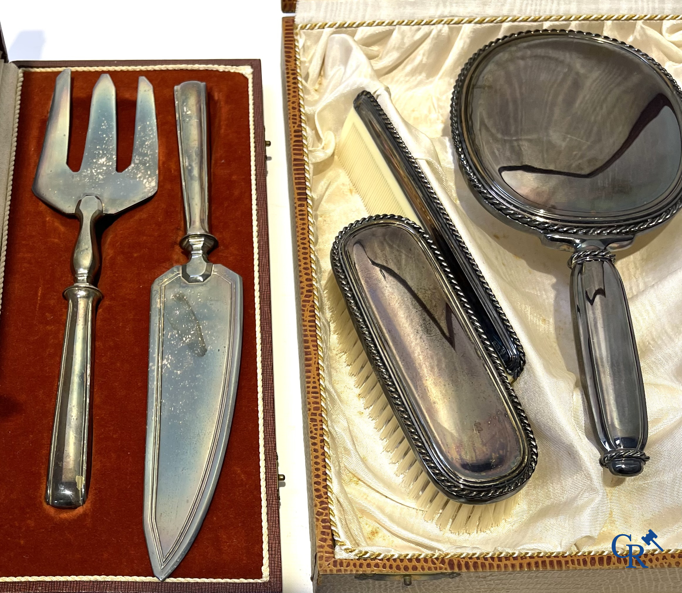 Zilver. Toiletstel in zilver 835°/00, een taartschep in zilver 800°/00 en een taart servies, niet gemerkt.